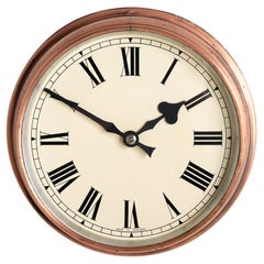 Horloge murale industrielle vieillie en cuivre filé de récupération par Synchronome