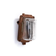 Apliques angulares industriales recuperados con cristal prismático lineal