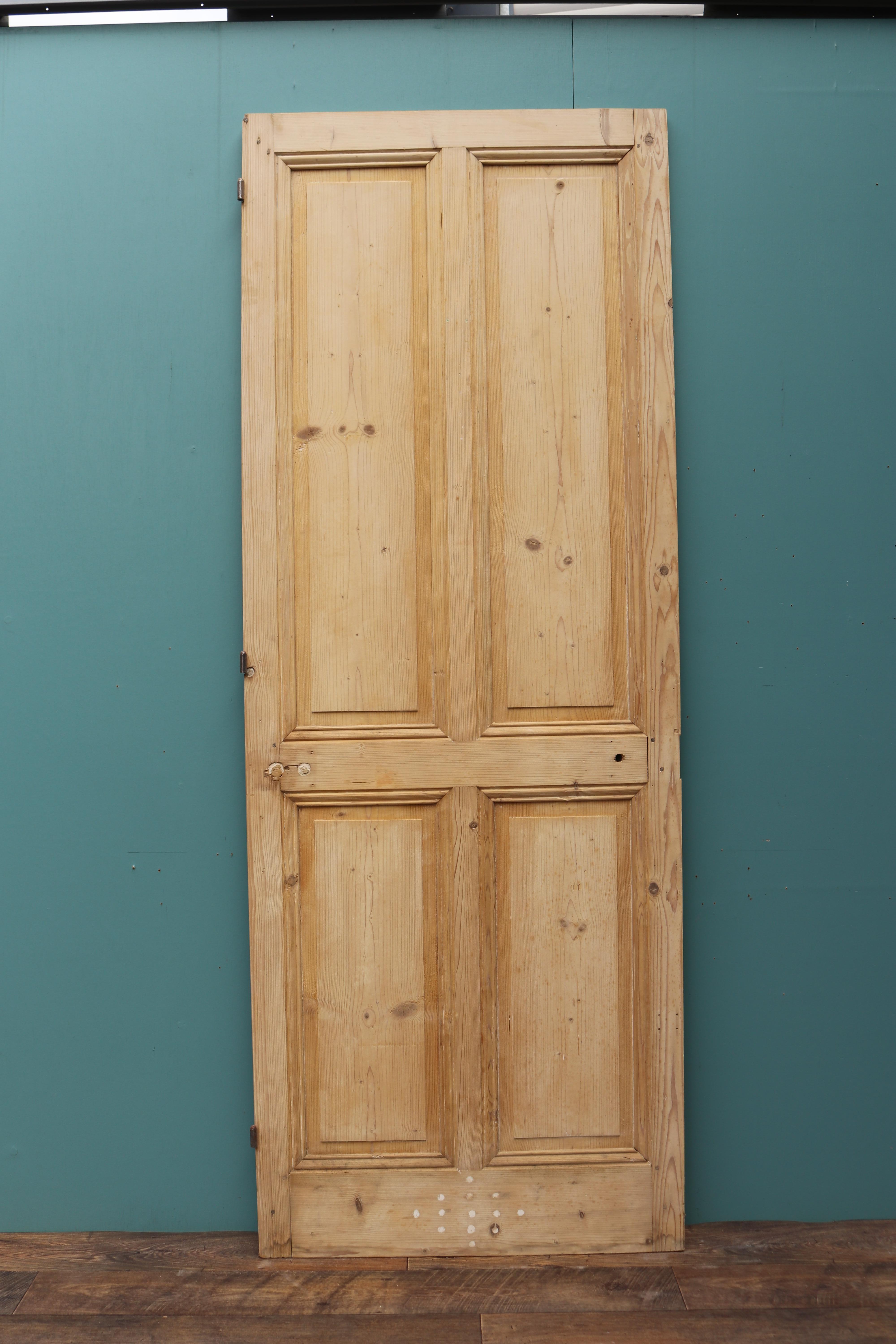 Eine Tür aus massivem Kiefernholz mit vier Paneelen. Diese Tür ist entlackt und geschliffen. Es ist bereit für den Einbau.