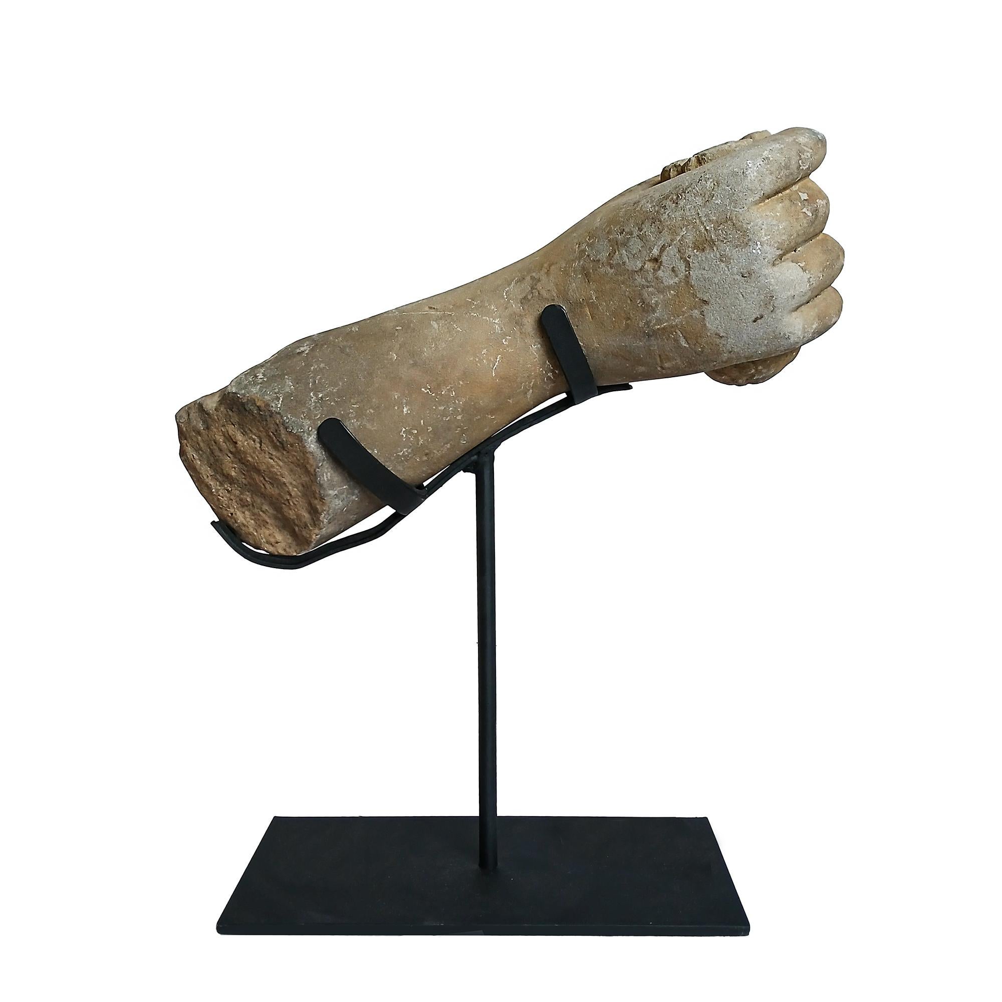 Fragment de sculpture khmère récupérée, début du 20e siècle en vente 2
