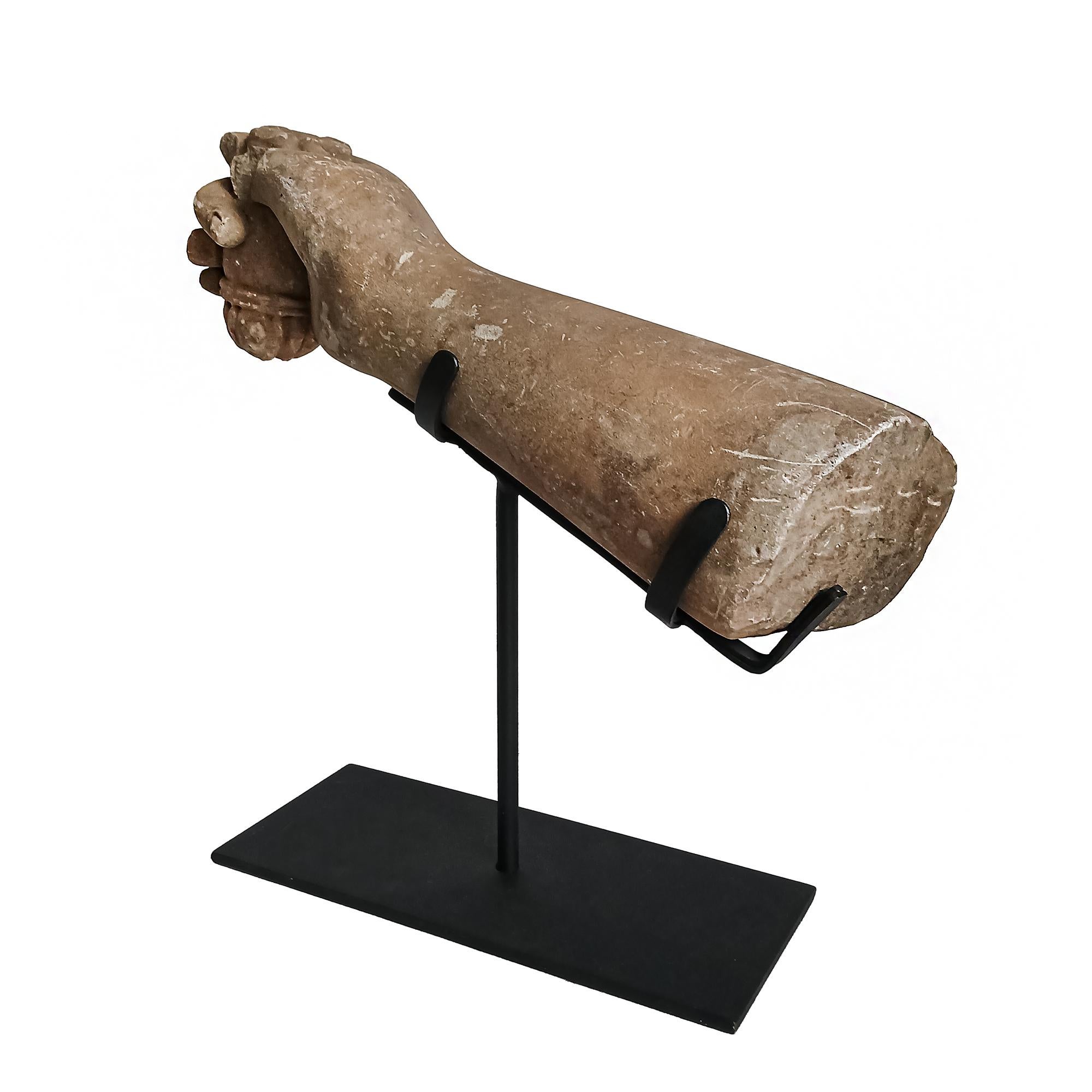 Frammento di scultura khmer recuperata, inizio XX secolo in vendita 2