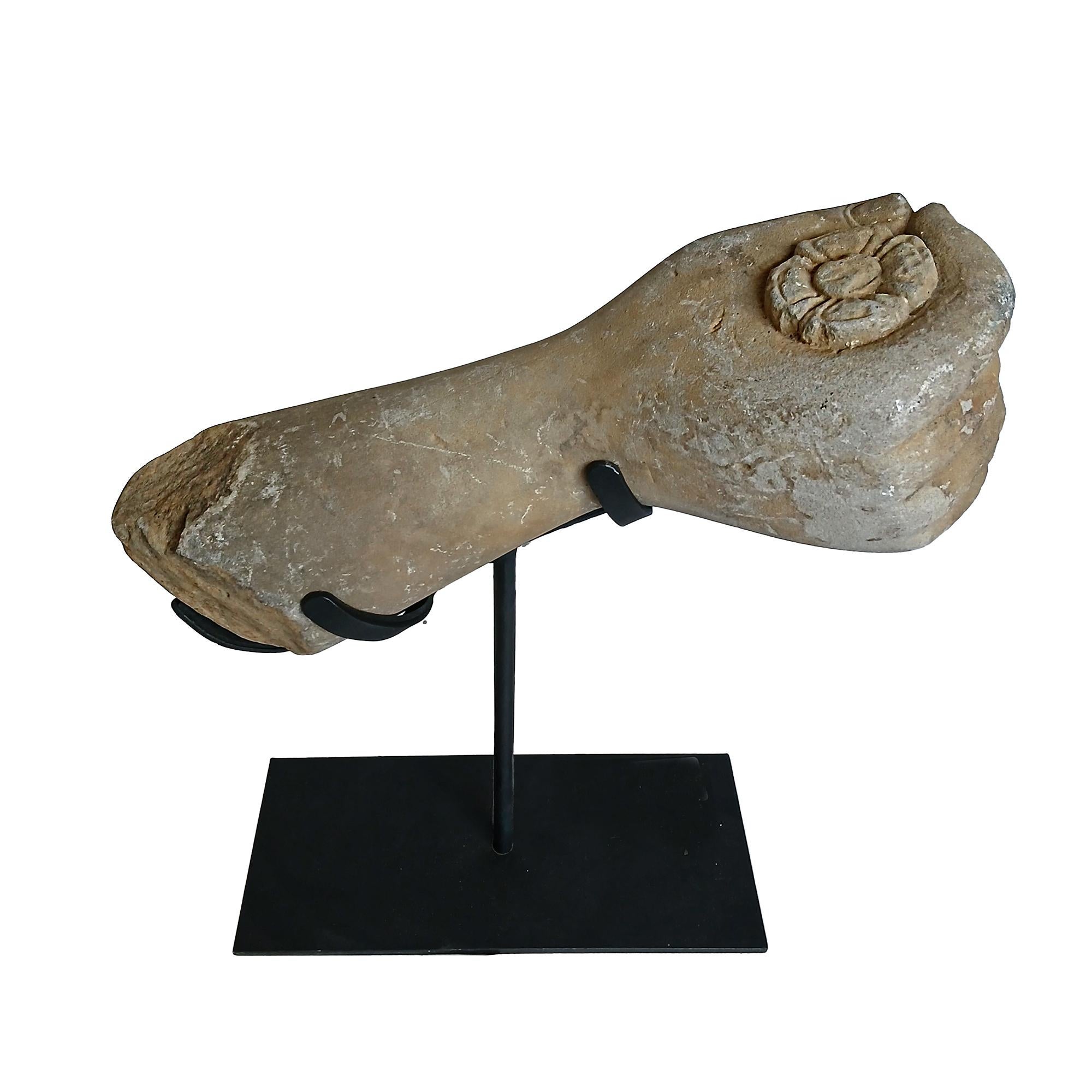 Fragment de sculpture khmère récupérée, début du 20e siècle en vente 3