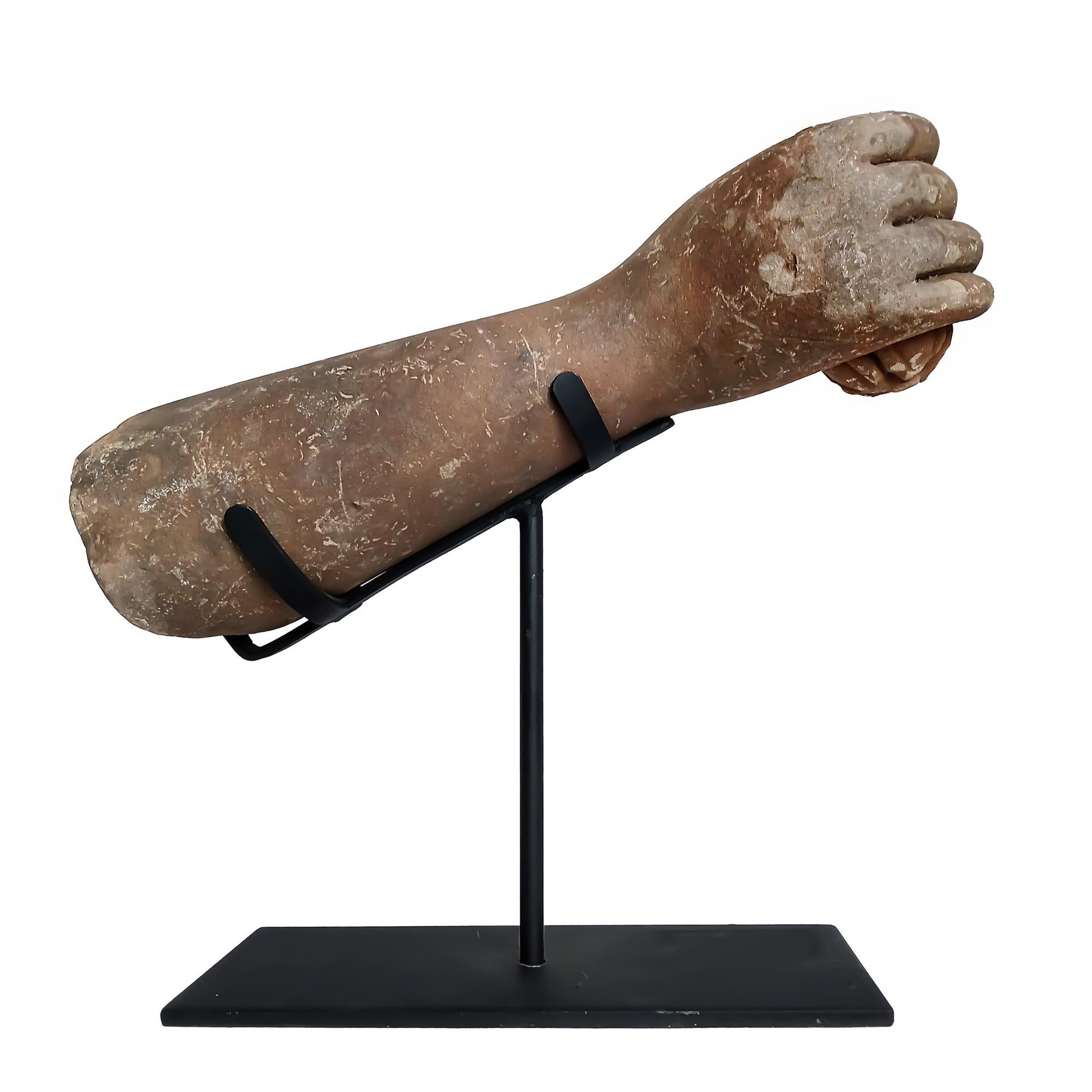 Frammento di scultura khmer recuperata, inizio XX secolo in vendita 3