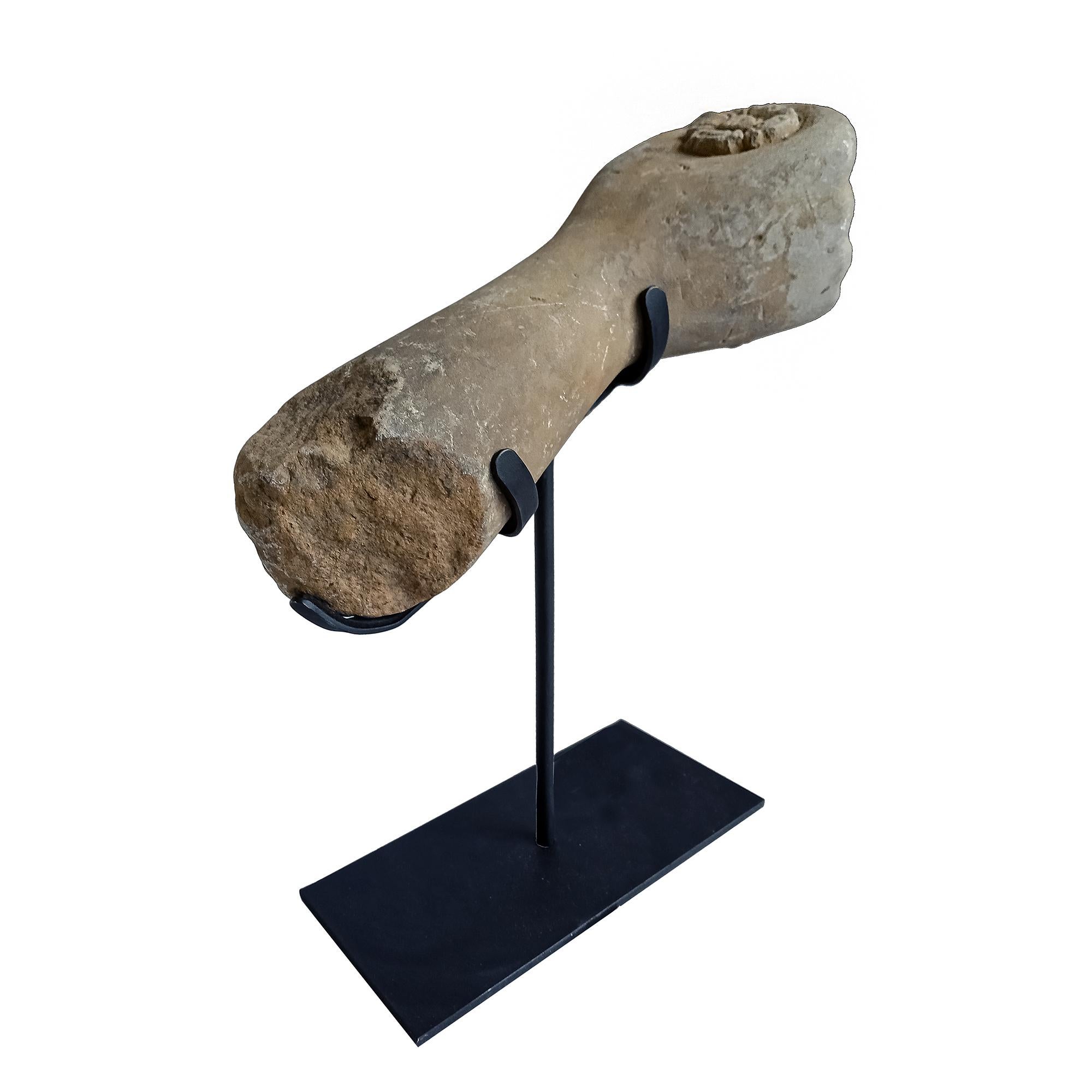 Fragment de sculpture khmère récupérée, début du 20e siècle en vente 4