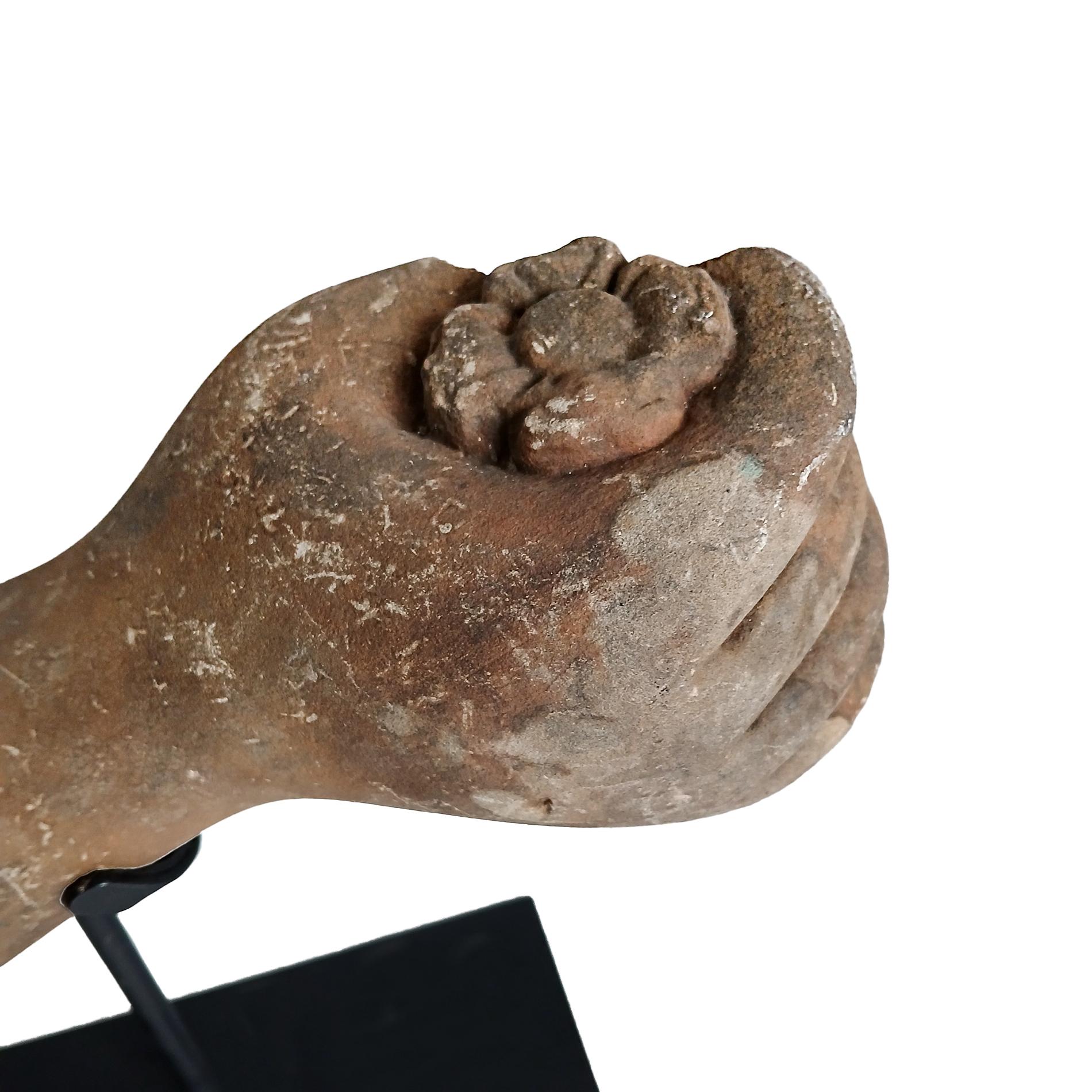 Frammento di scultura khmer recuperata, inizio XX secolo in vendita 4