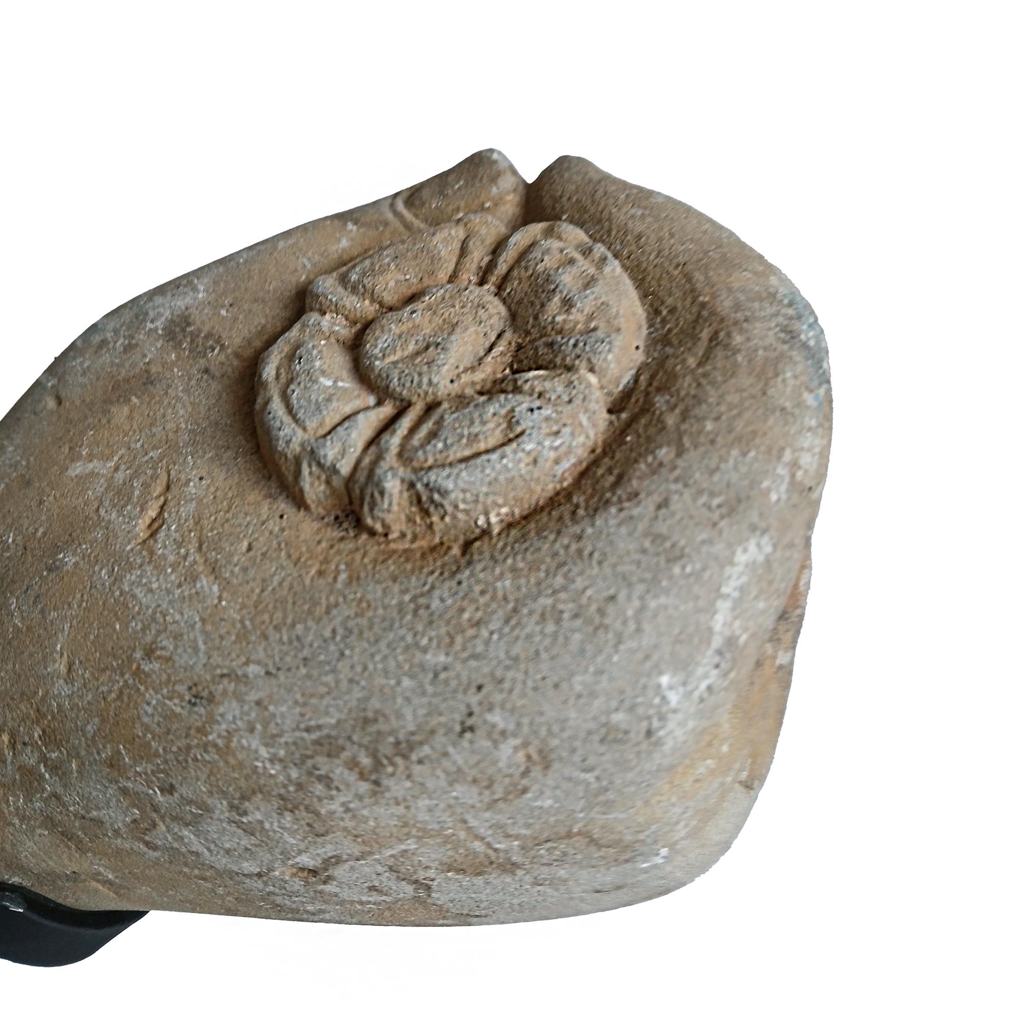 Fragment de sculpture khmère récupérée, début du 20e siècle en vente 5