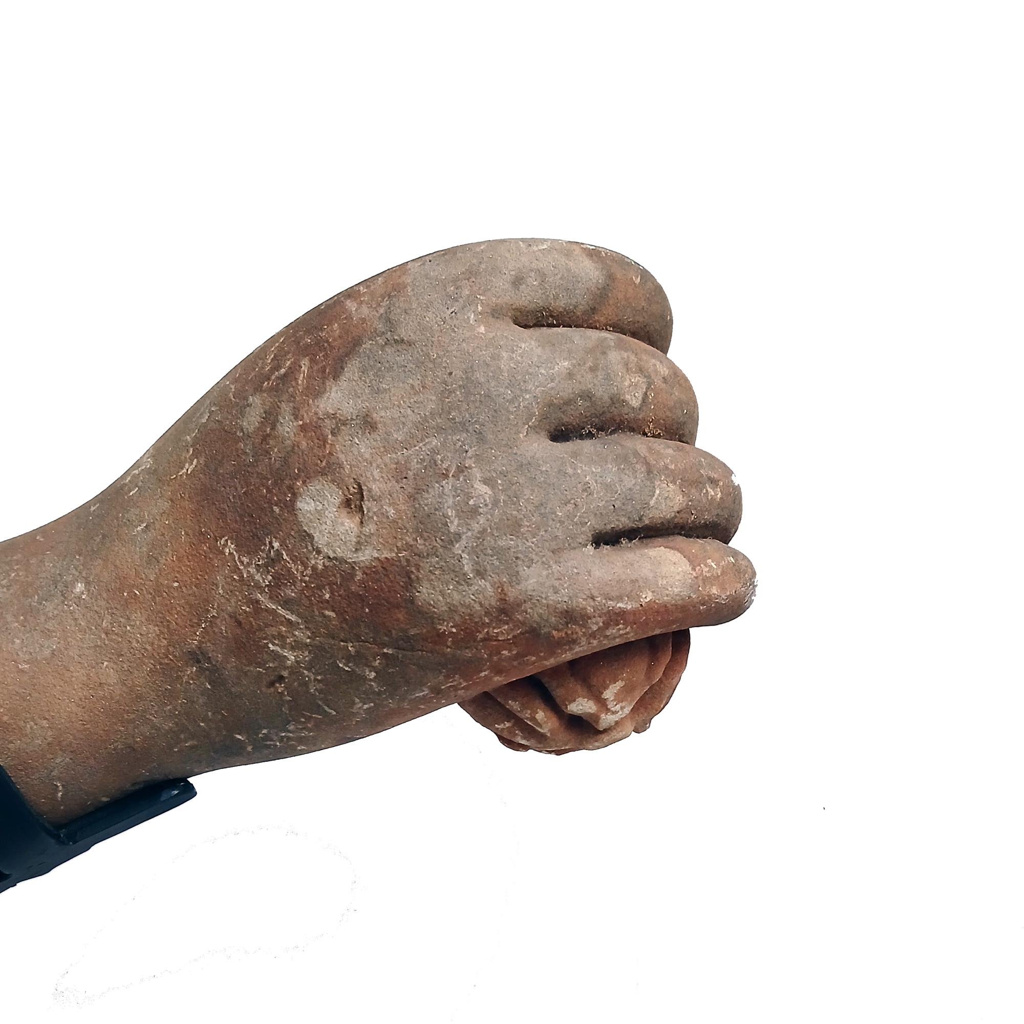 Frammento di scultura khmer recuperata, inizio XX secolo in vendita 5