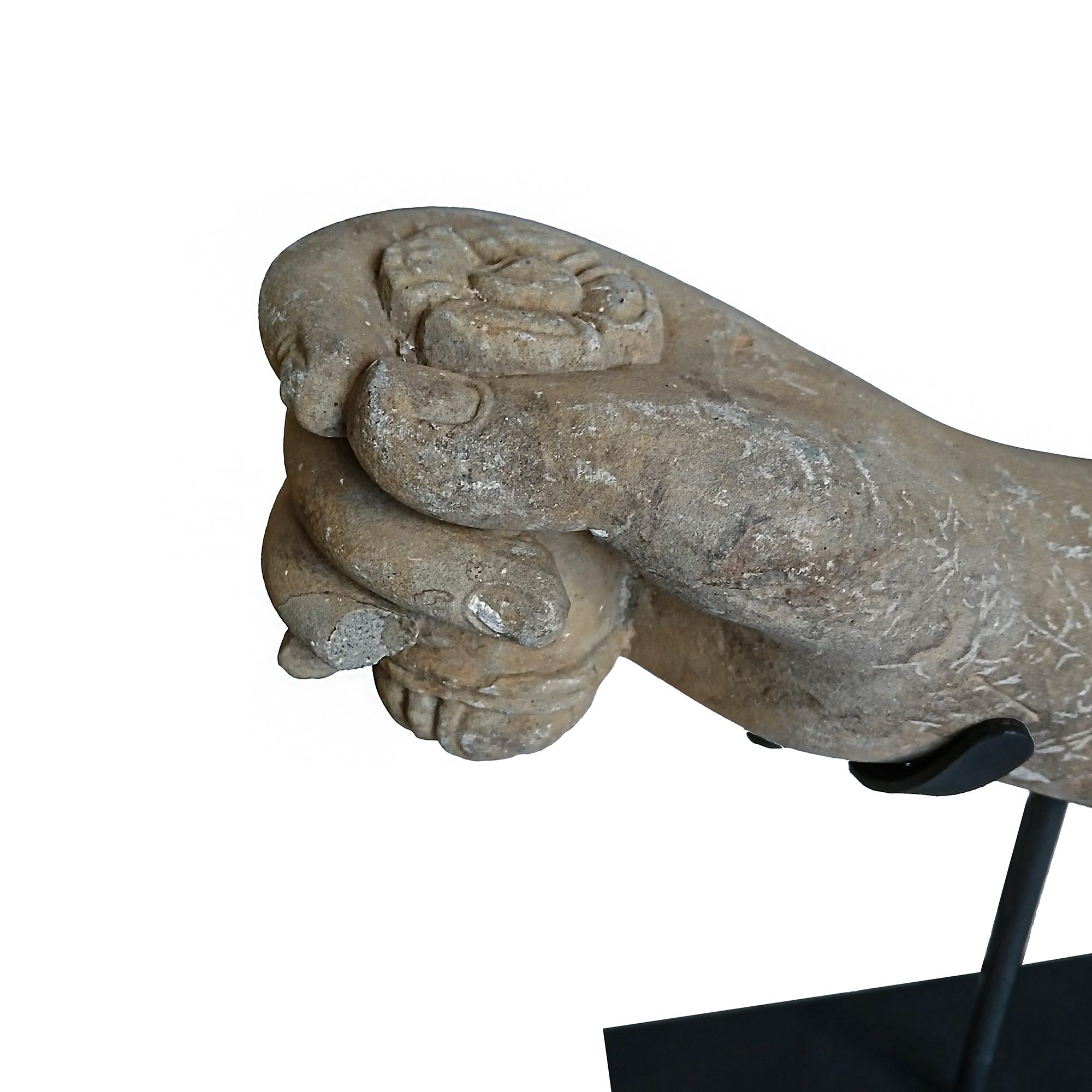 Fragment de sculpture khmère récupérée, début du 20e siècle en vente 6
