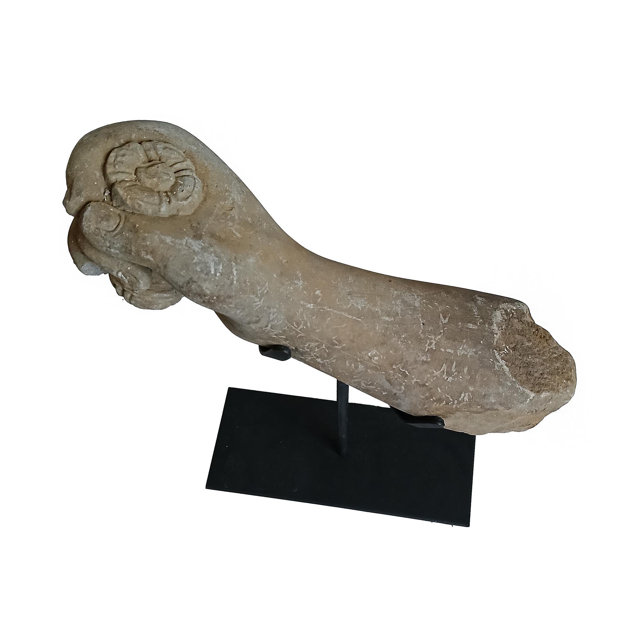 Fragment de sculpture khmère récupérée, début du 20e siècle en vente 7