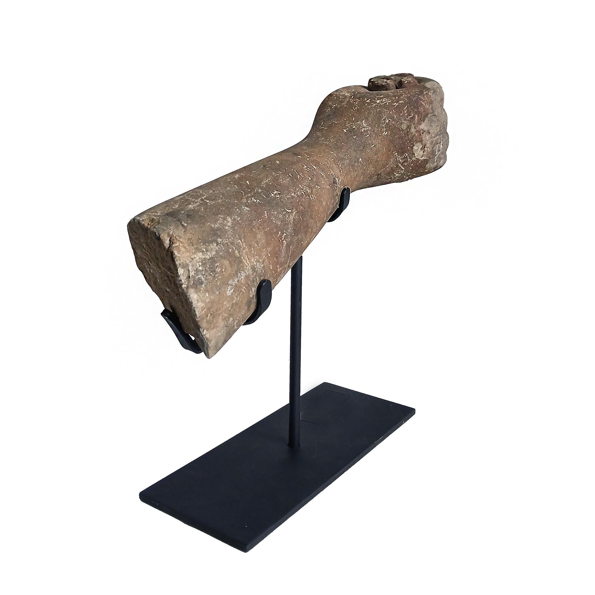 Frammento di scultura khmer recuperata, inizio XX secolo in vendita 7