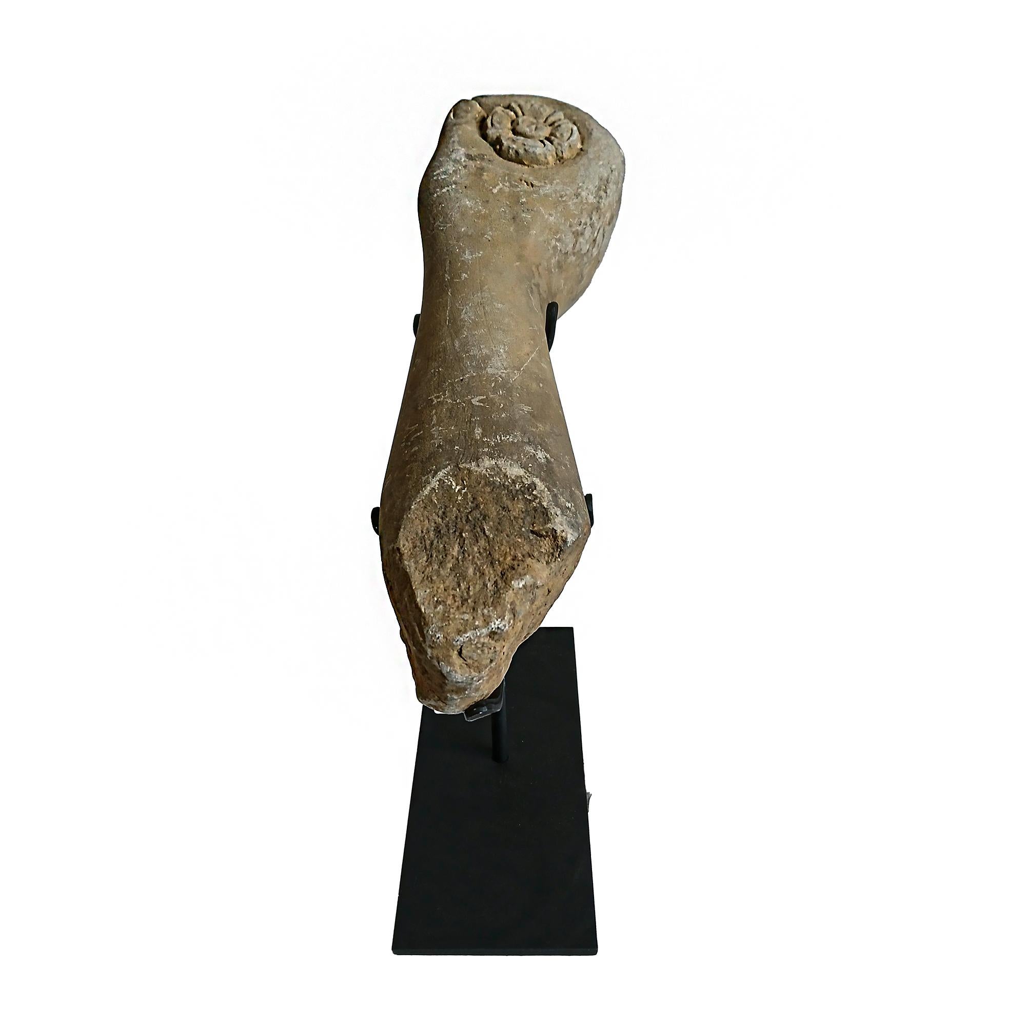 Fragment de sculpture khmère récupérée, début du 20e siècle en vente 8