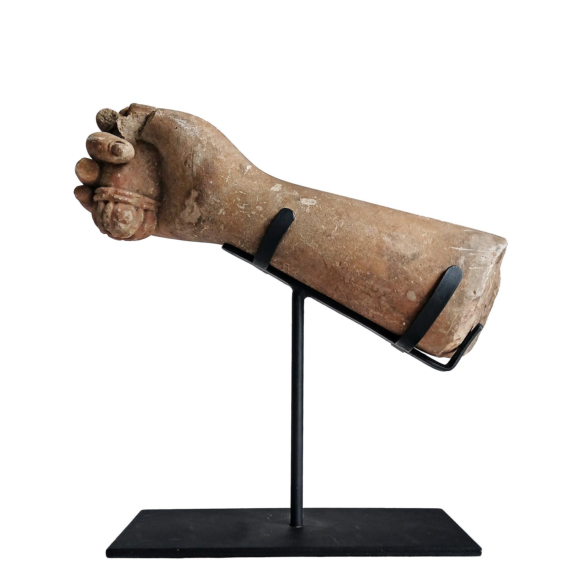 Frammento di scultura khmer recuperata, inizio XX secolo in vendita 8