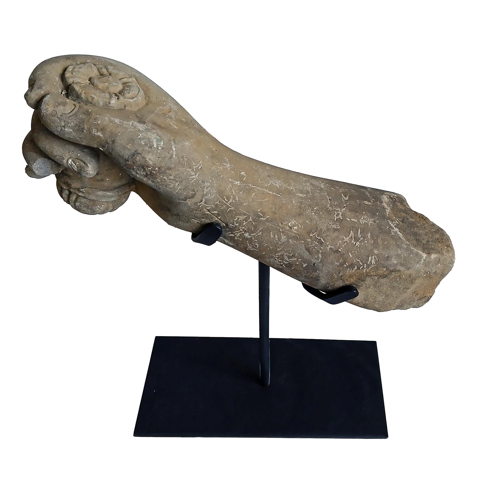 Fragment de sculpture khmère récupérée, début du 20e siècle en vente 9