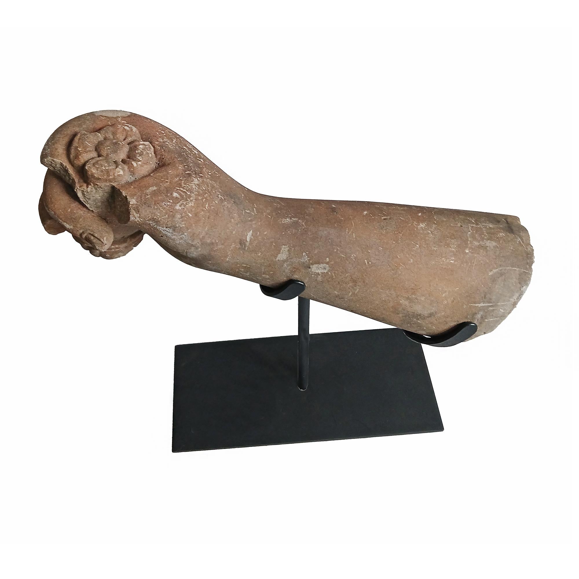 Frammento di scultura khmer recuperata, inizio XX secolo in vendita 9