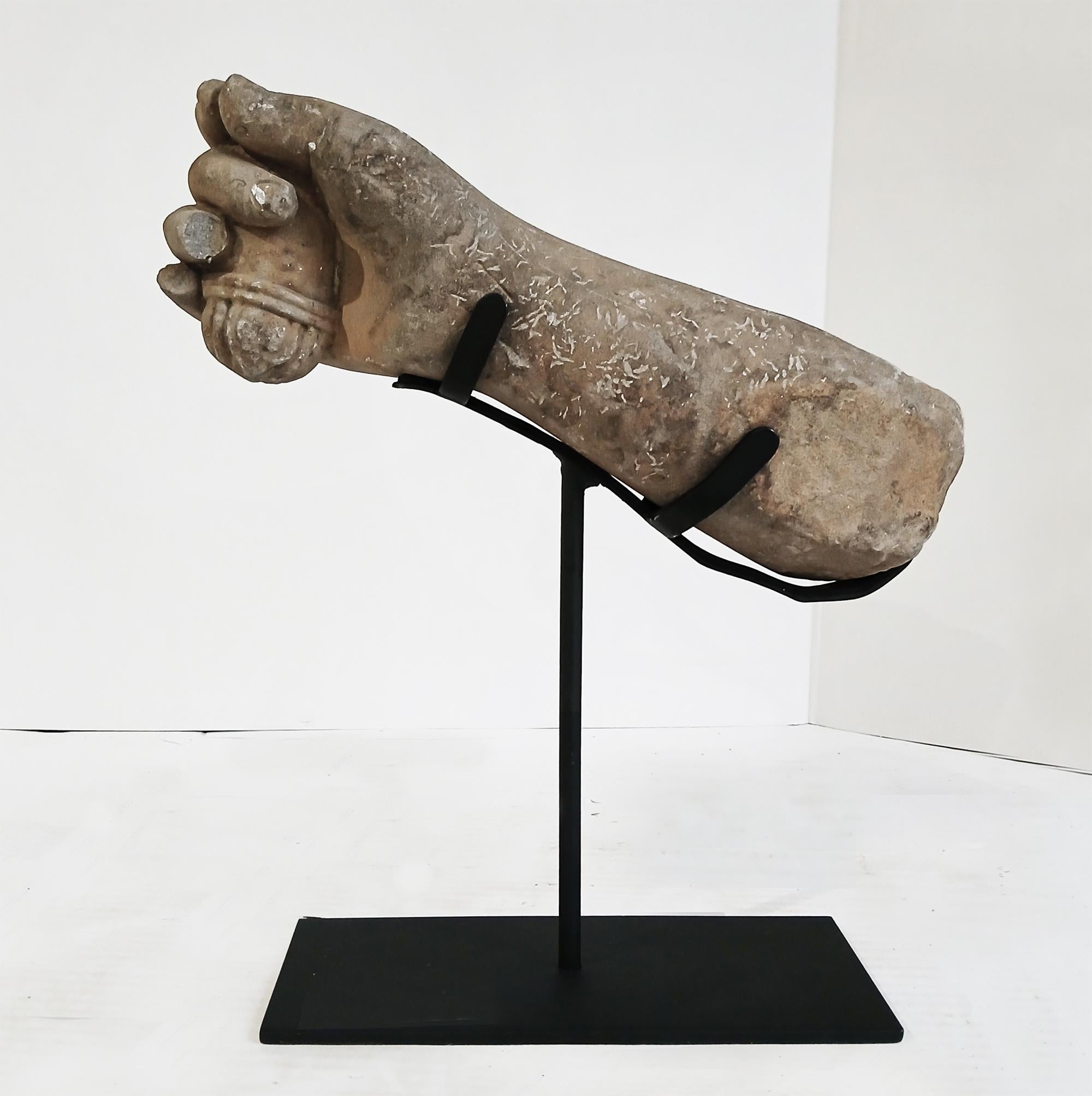Fragment de sculpture khmère récupérée, début du 20e siècle en vente 10