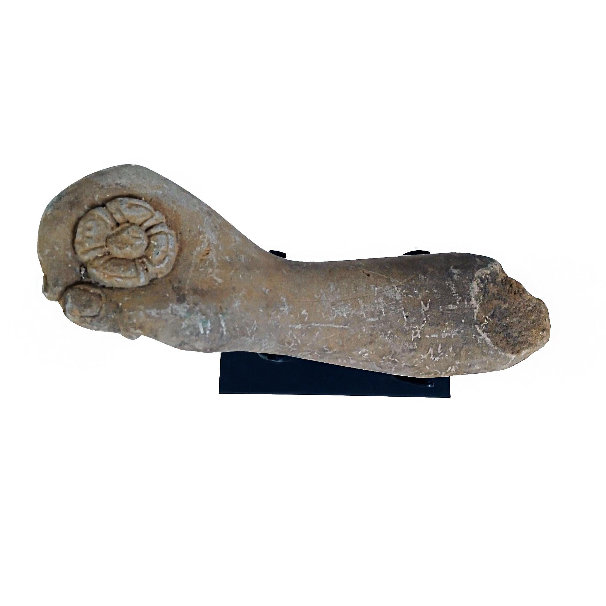 Sud-asiatique Fragment de sculpture khmère récupérée, début du 20e siècle en vente