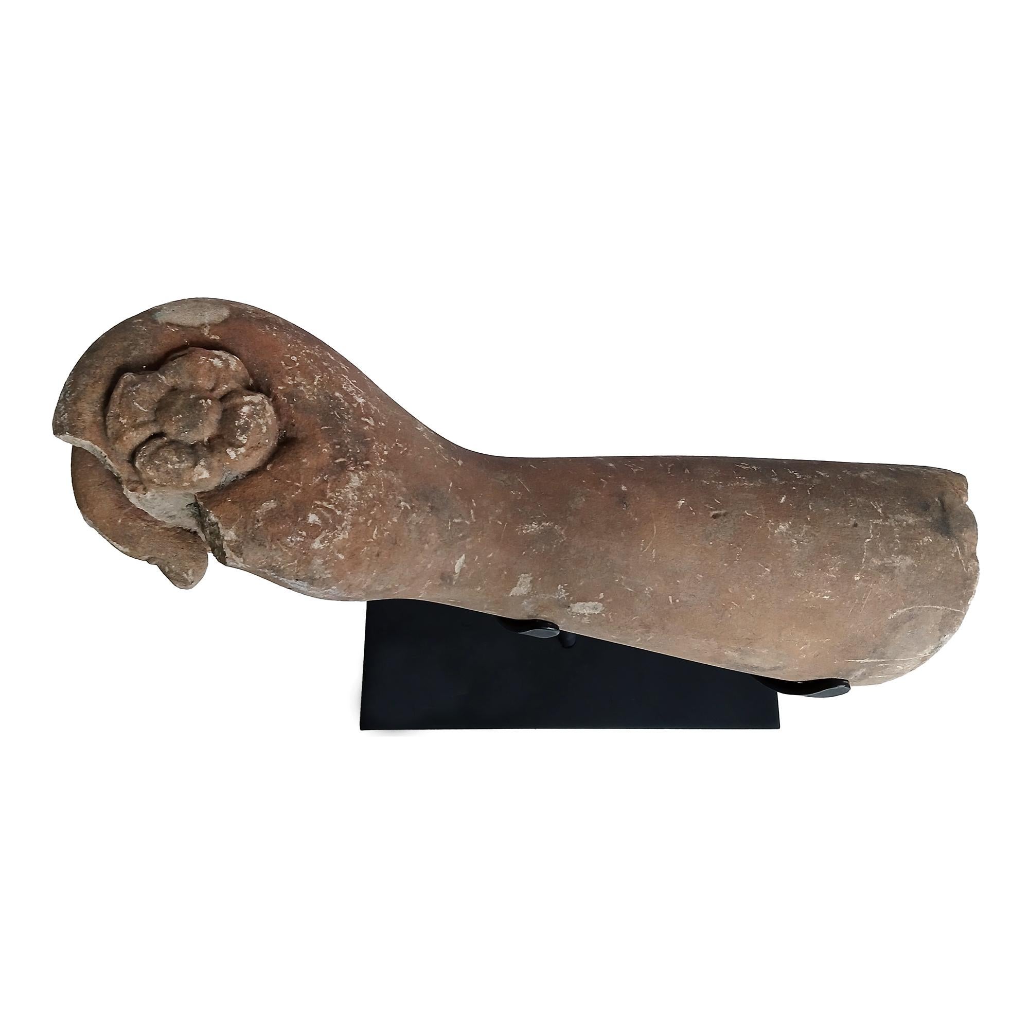 Sud-est asiatico Frammento di scultura khmer recuperata, inizio XX secolo in vendita