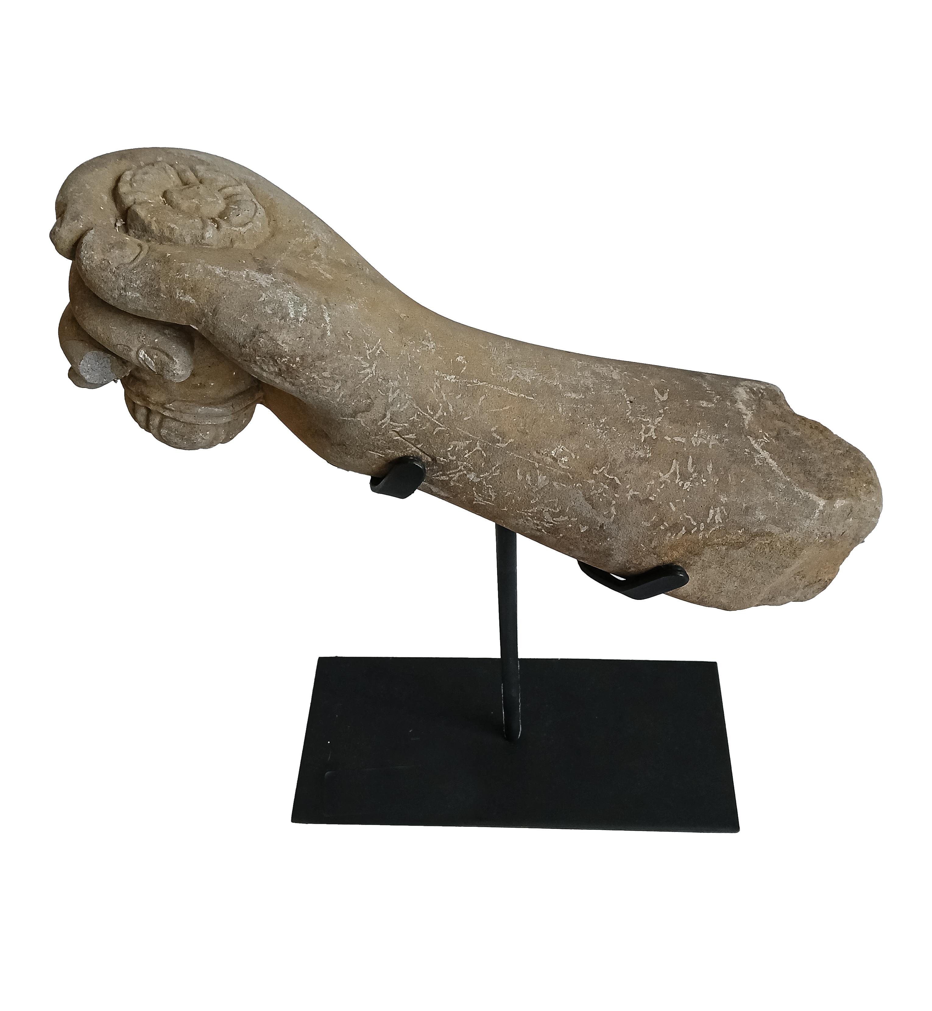 Sculpté à la main Fragment de sculpture khmère récupérée, début du 20e siècle en vente