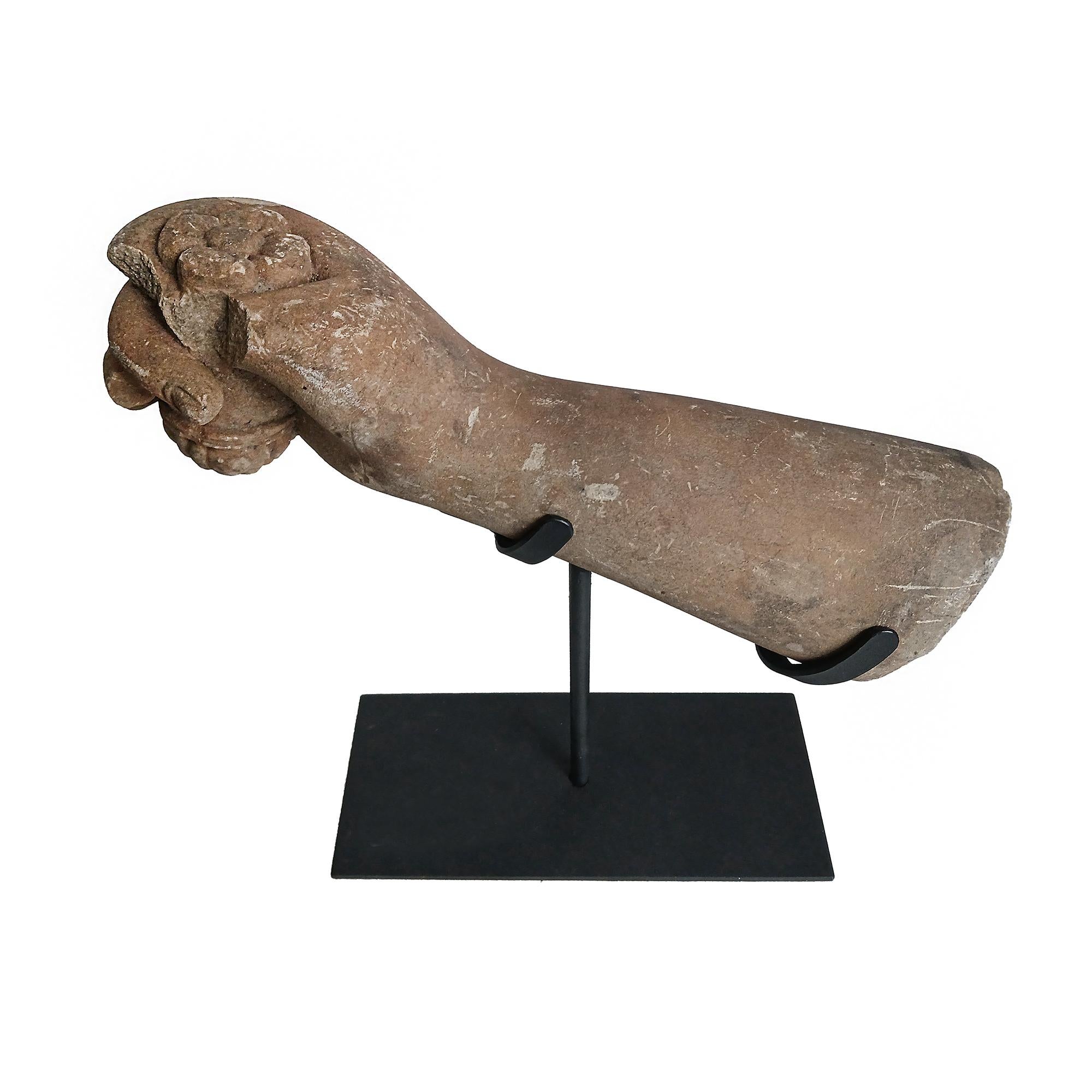 Intagliato a mano Frammento di scultura khmer recuperata, inizio XX secolo in vendita