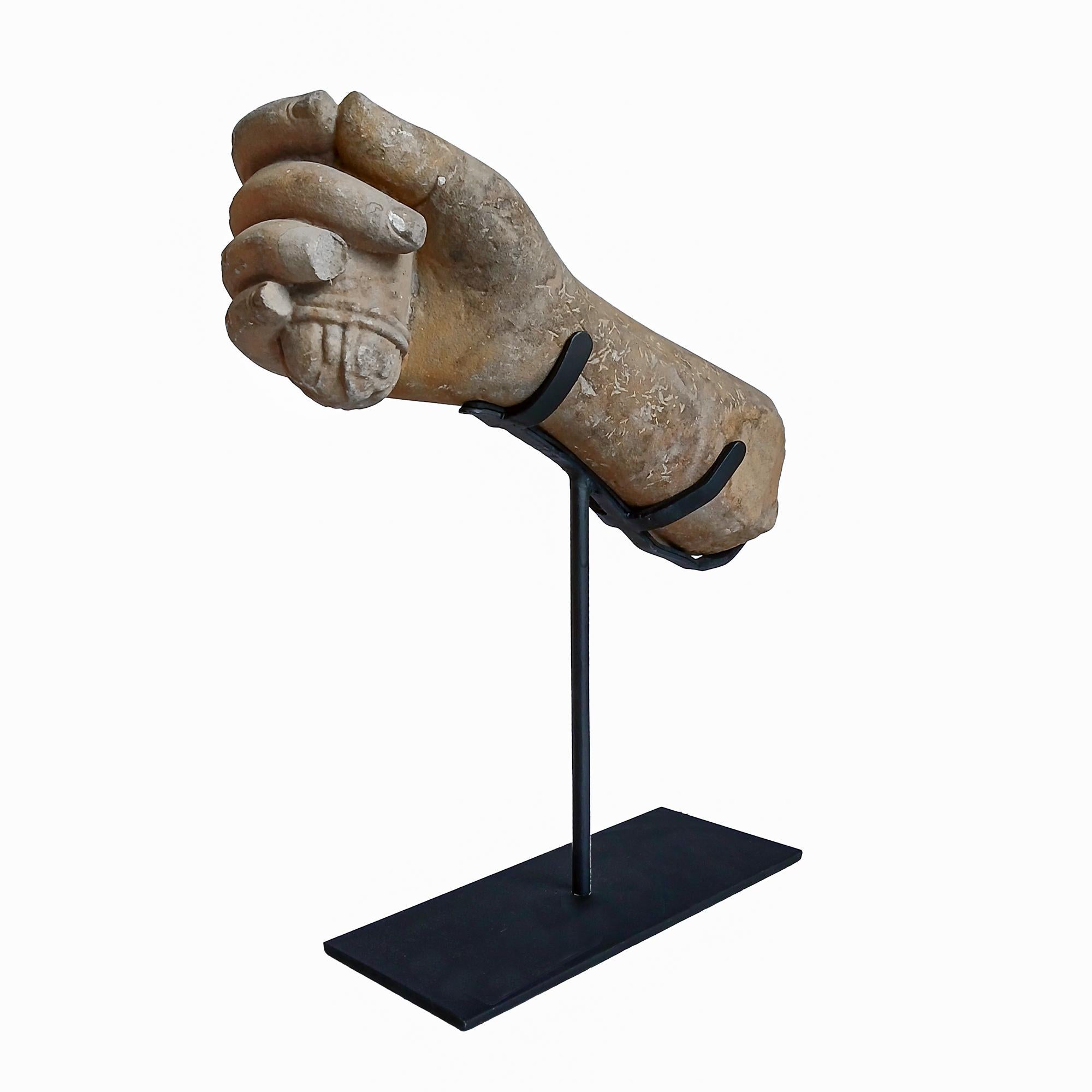 Fragment de sculpture khmère récupérée, début du 20e siècle Bon état - En vente à New York, NY