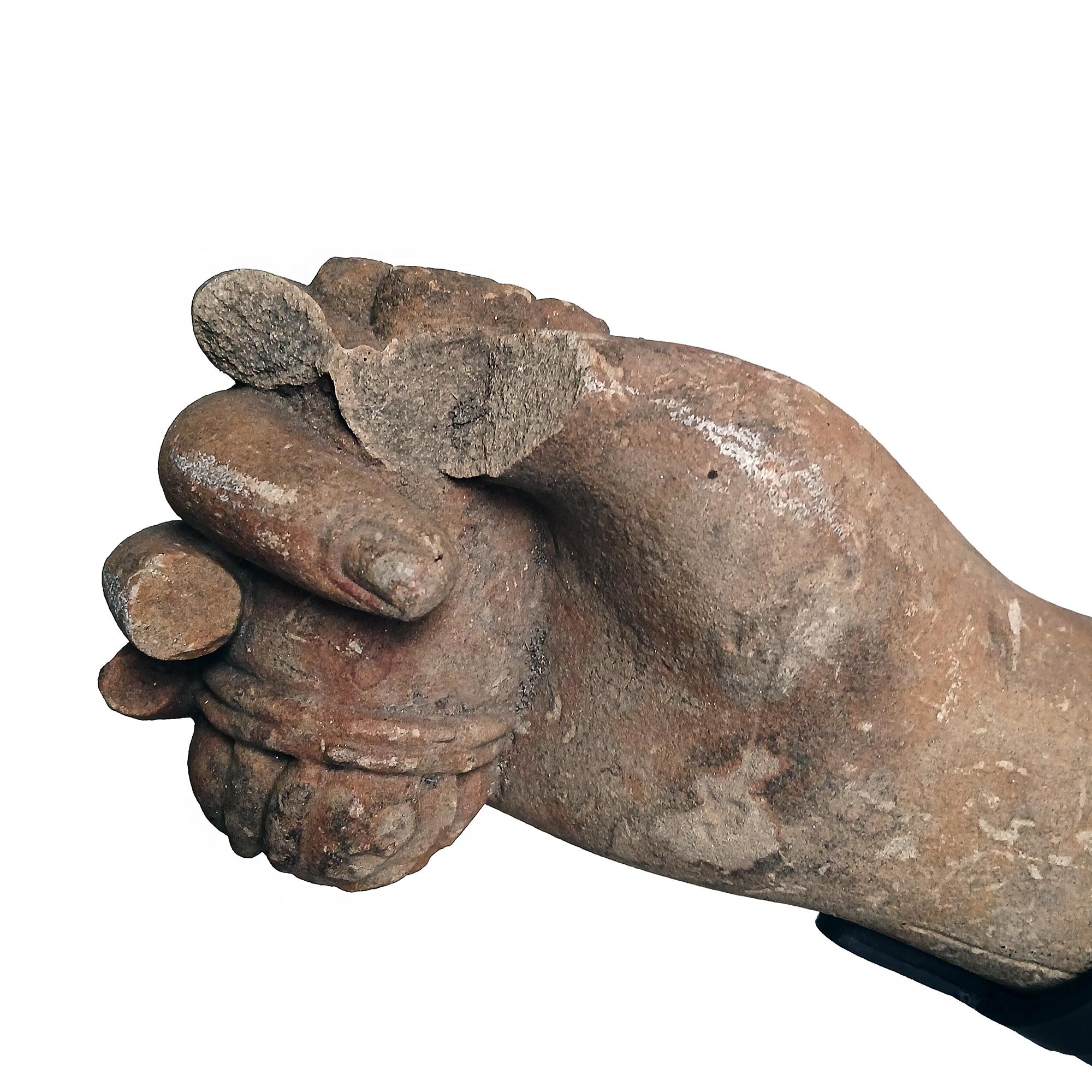 Frammento di scultura khmer recuperata, inizio XX secolo In condizioni buone in vendita a New York, NY