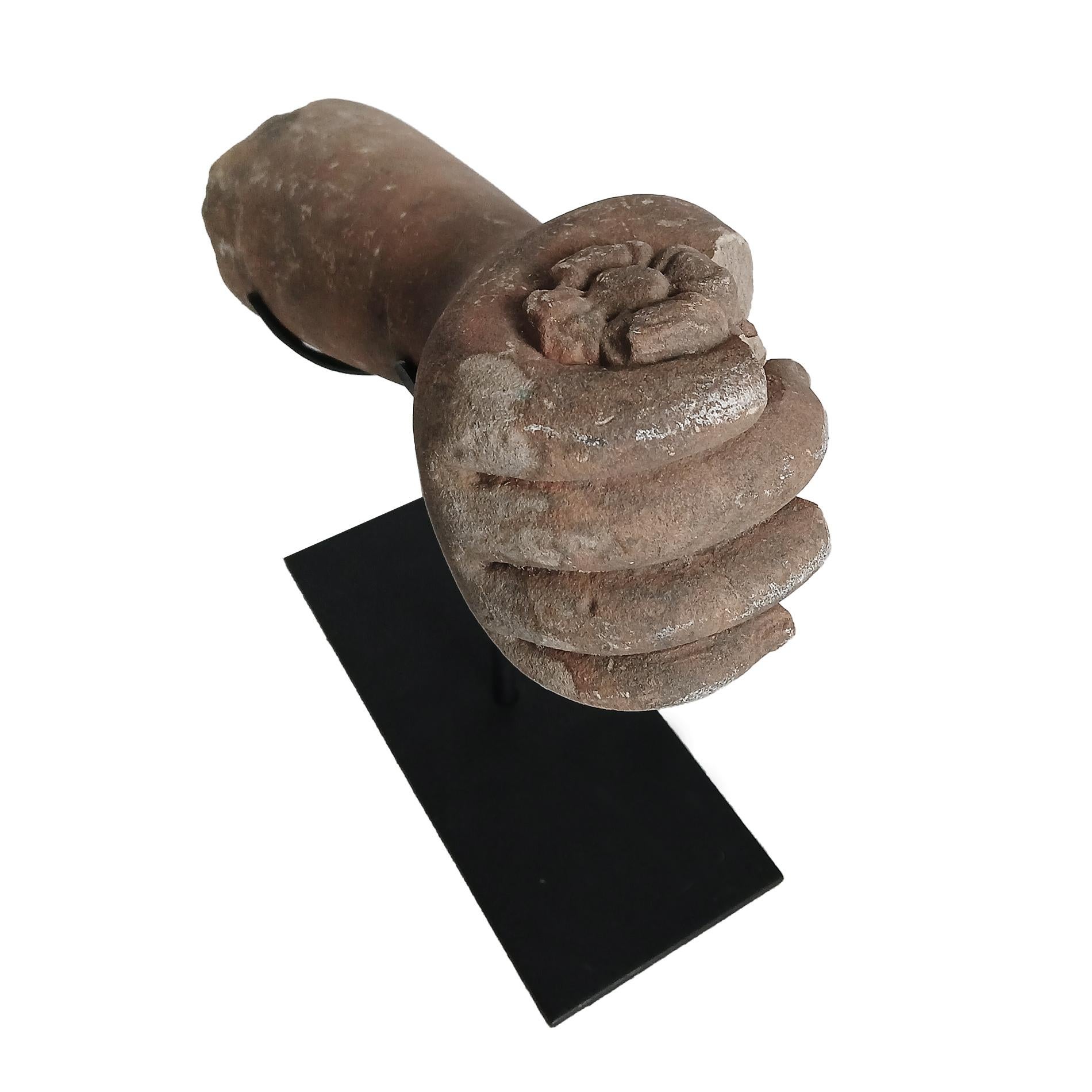 Inizio XX secolo Frammento di scultura khmer recuperata, inizio XX secolo in vendita