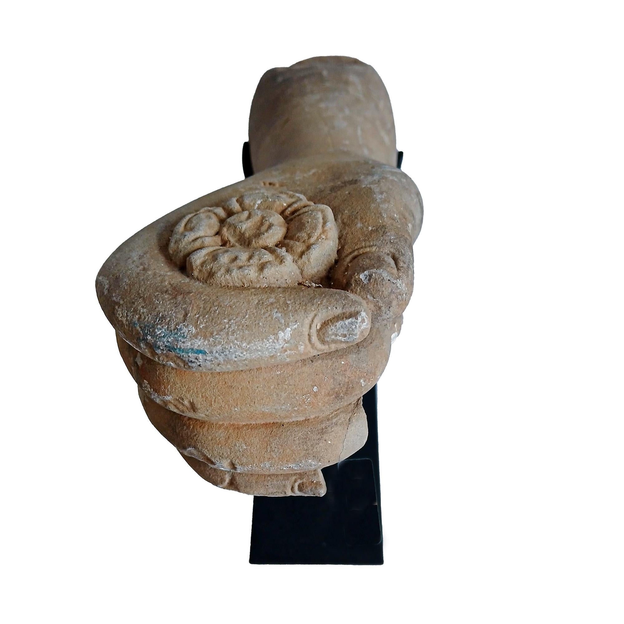 Grès Fragment de sculpture khmère récupérée, début du 20e siècle en vente