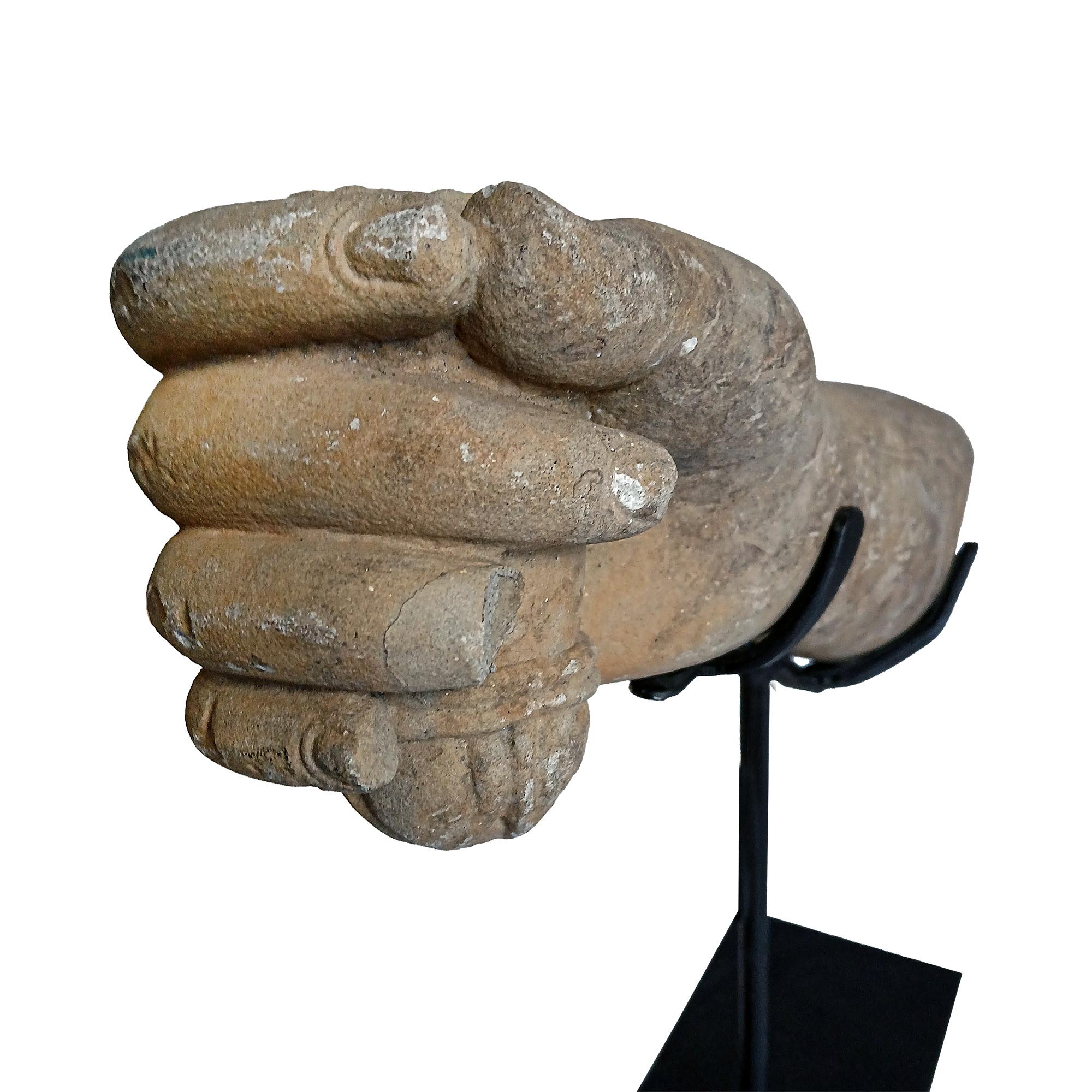 Fragment de sculpture khmère récupérée, début du 20e siècle en vente 1