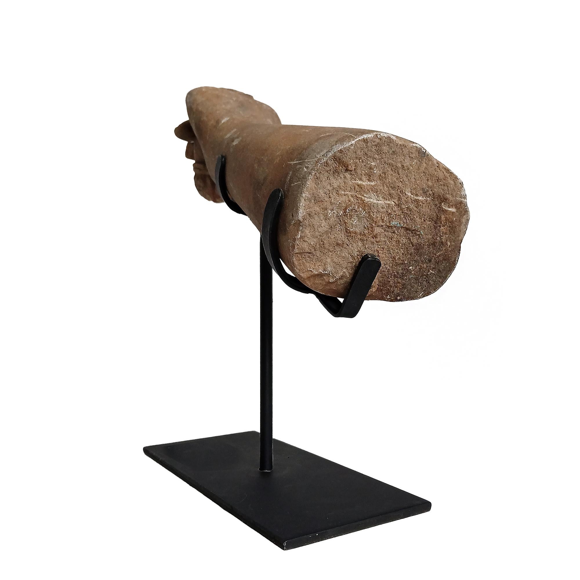 Frammento di scultura khmer recuperata, inizio XX secolo in vendita 1