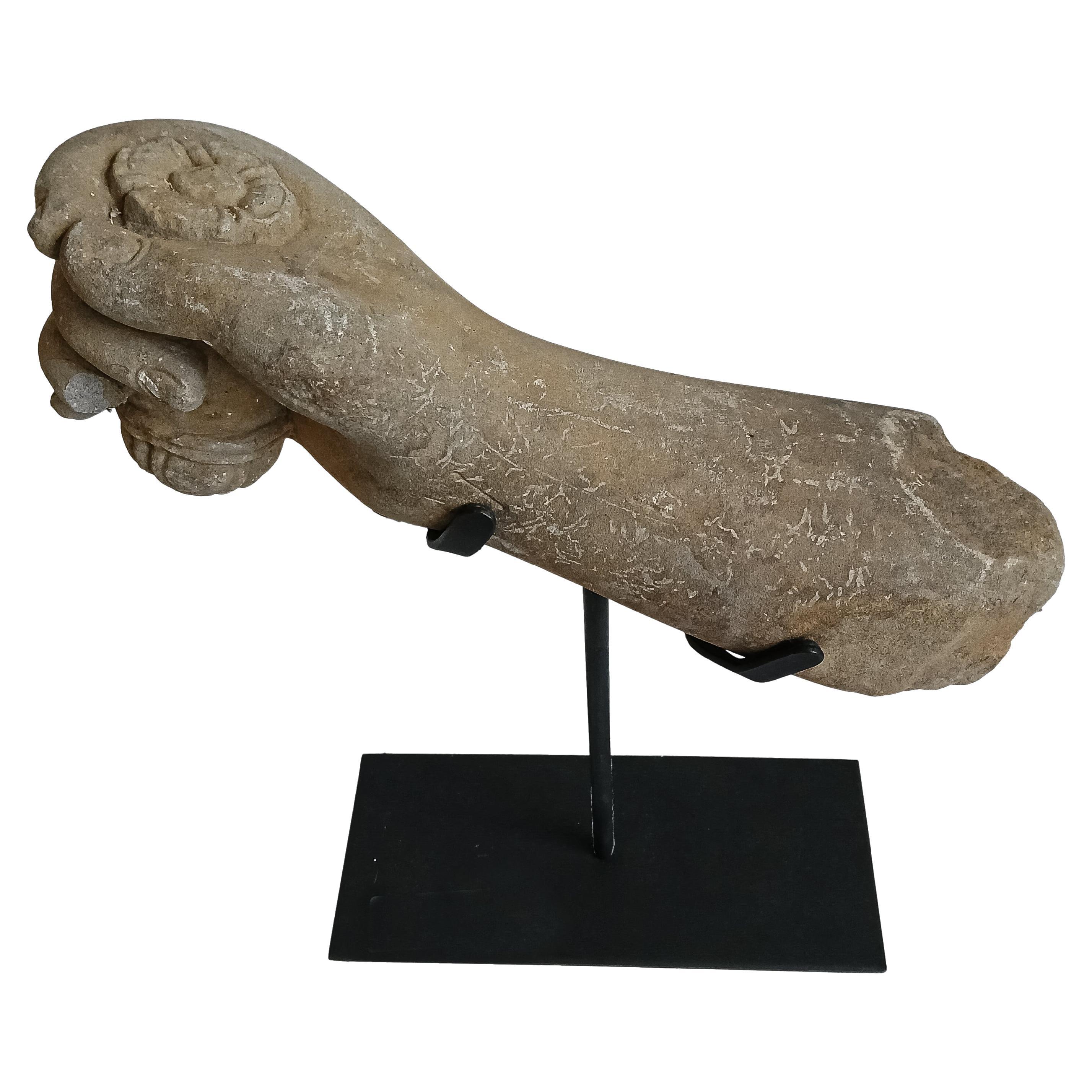 Frammento di scultura khmer recuperata, inizio XX secolo