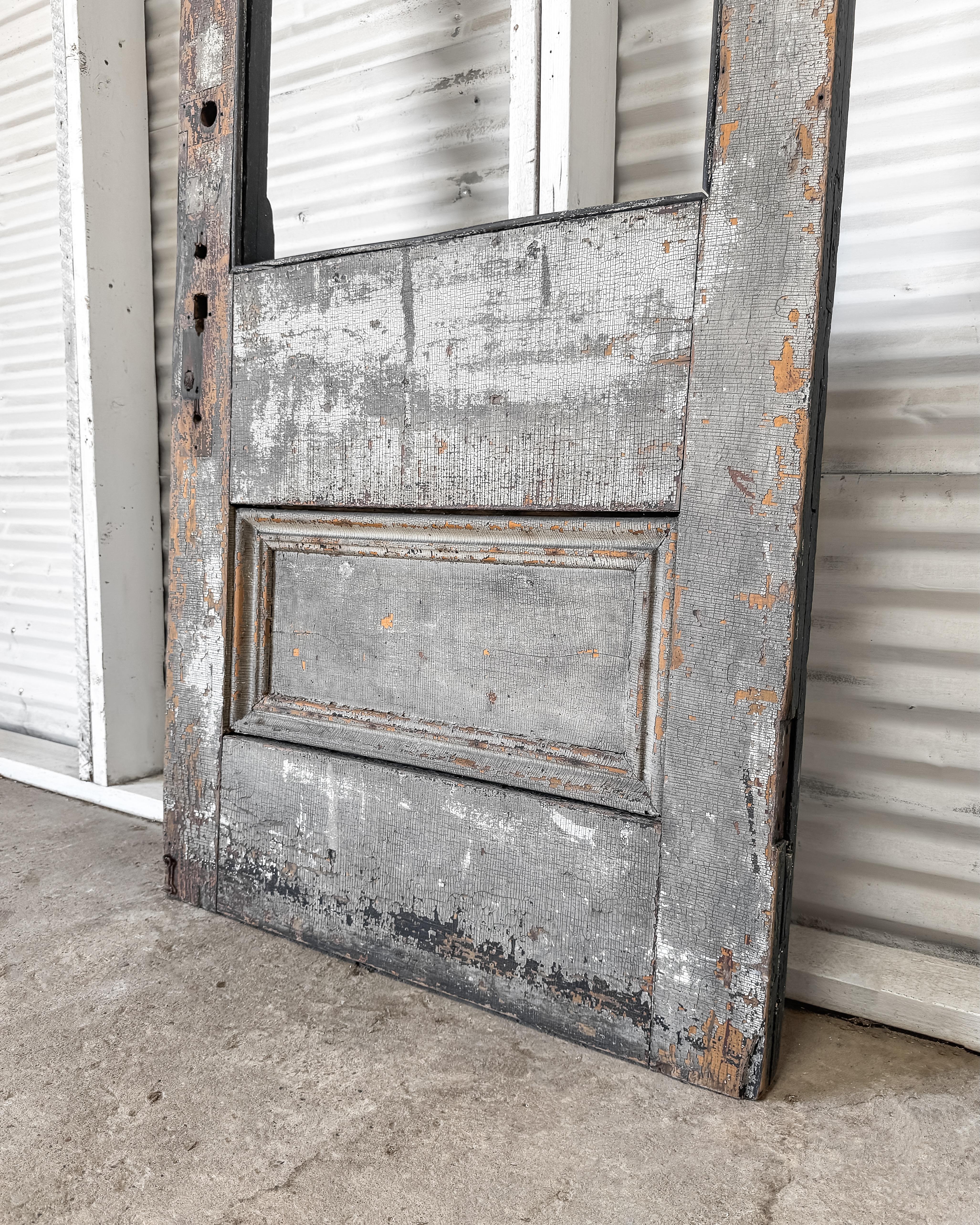 Porte extérieure récupérée de la fin du 19e siècle avec une peinture altérée par les intempéries en vente 5