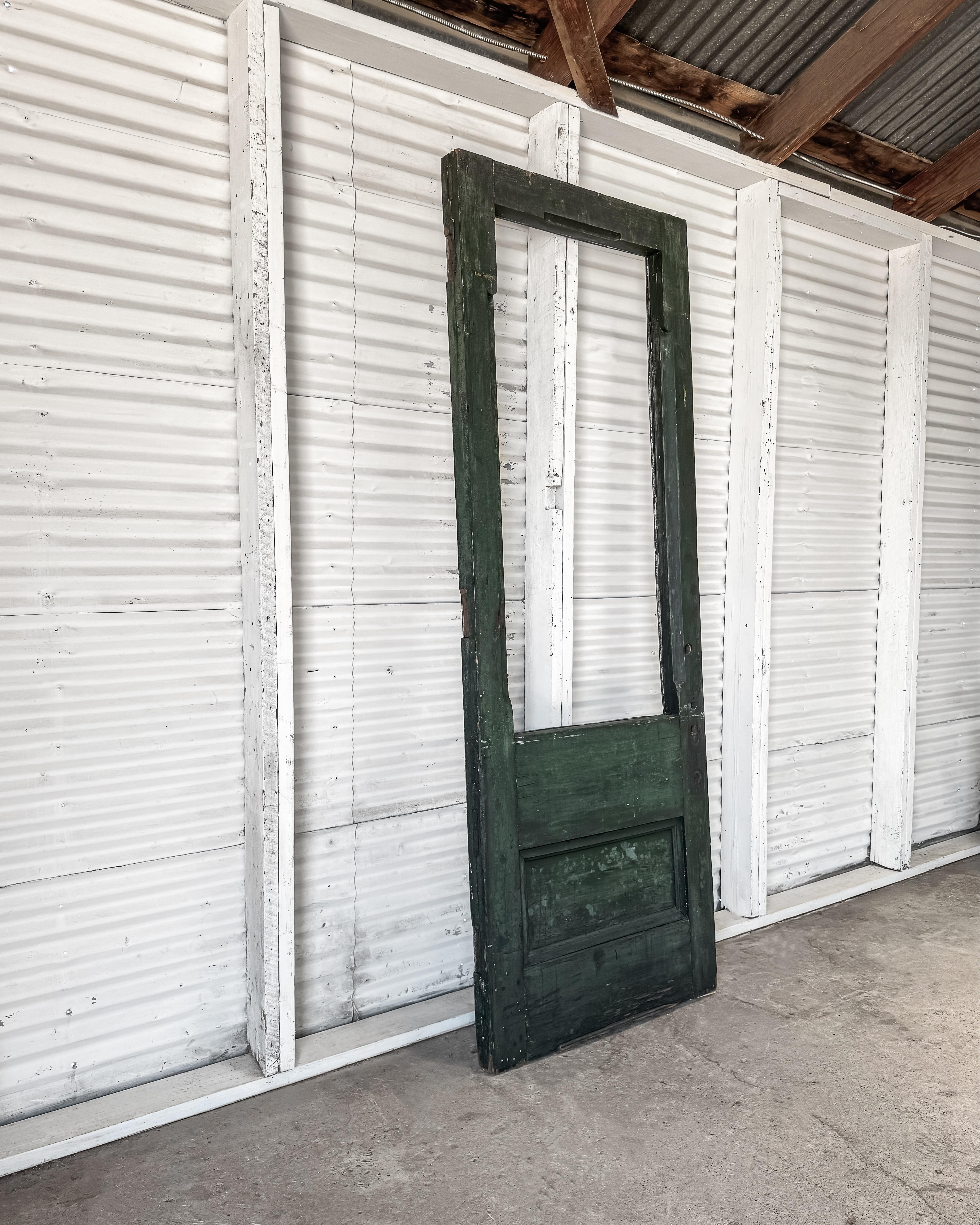 Porte extérieure récupérée de la fin du 19e siècle avec une peinture altérée par les intempéries en vente 7