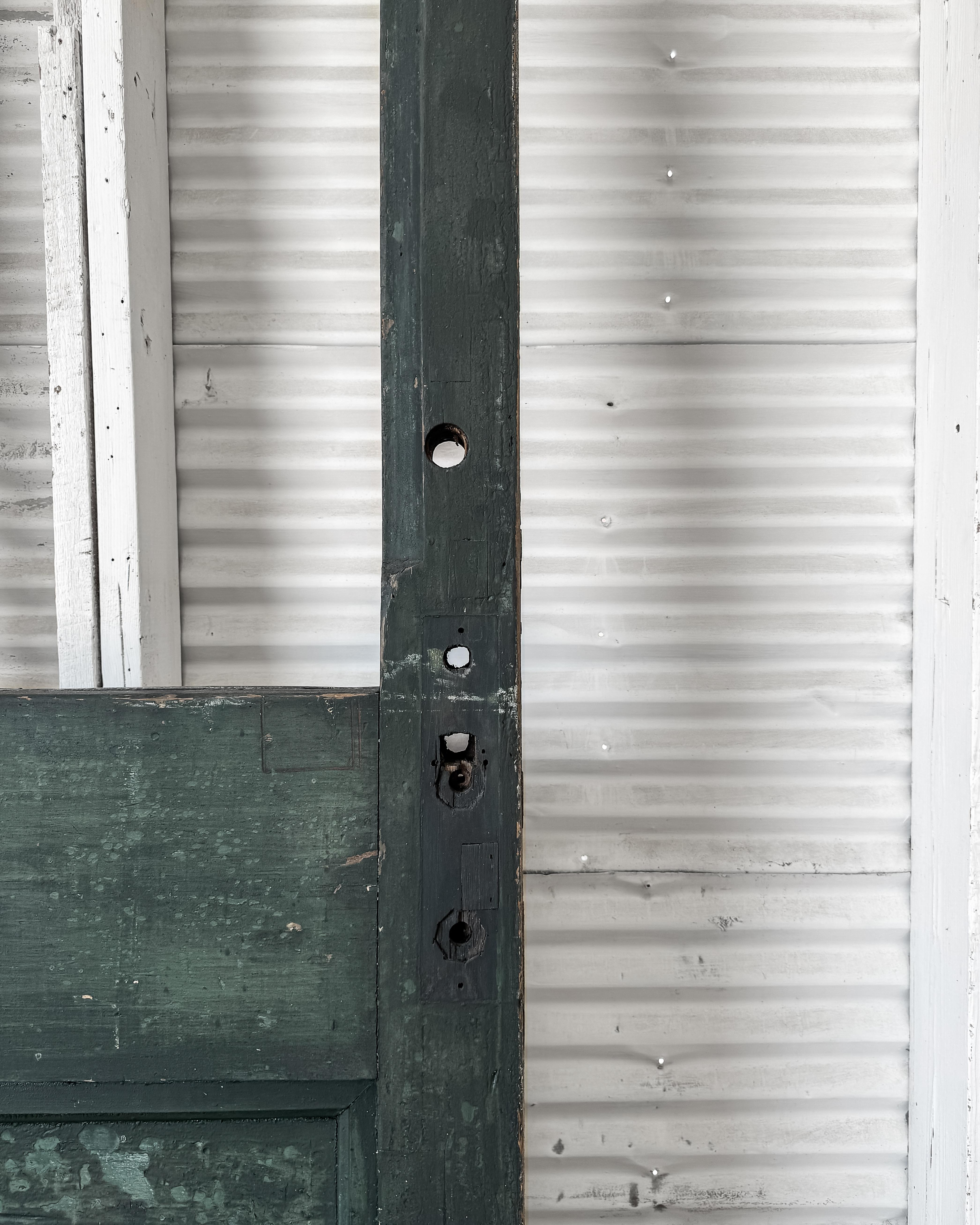 Porte extérieure récupérée de la fin du 19e siècle avec une peinture altérée par les intempéries en vente 13