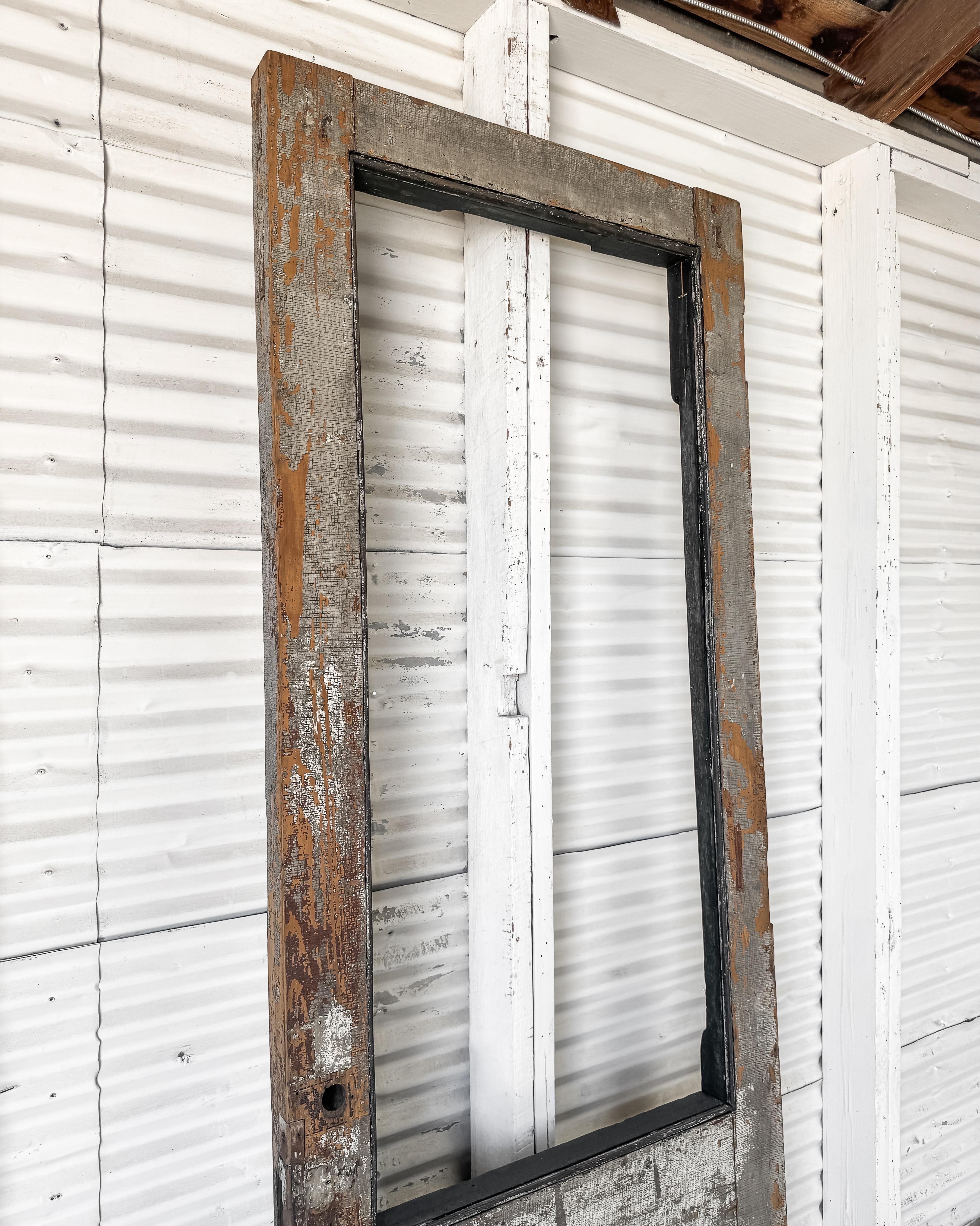 Porte extérieure récupérée de la fin du 19e siècle avec une peinture altérée par les intempéries Bon état - En vente à Mckinney, TX