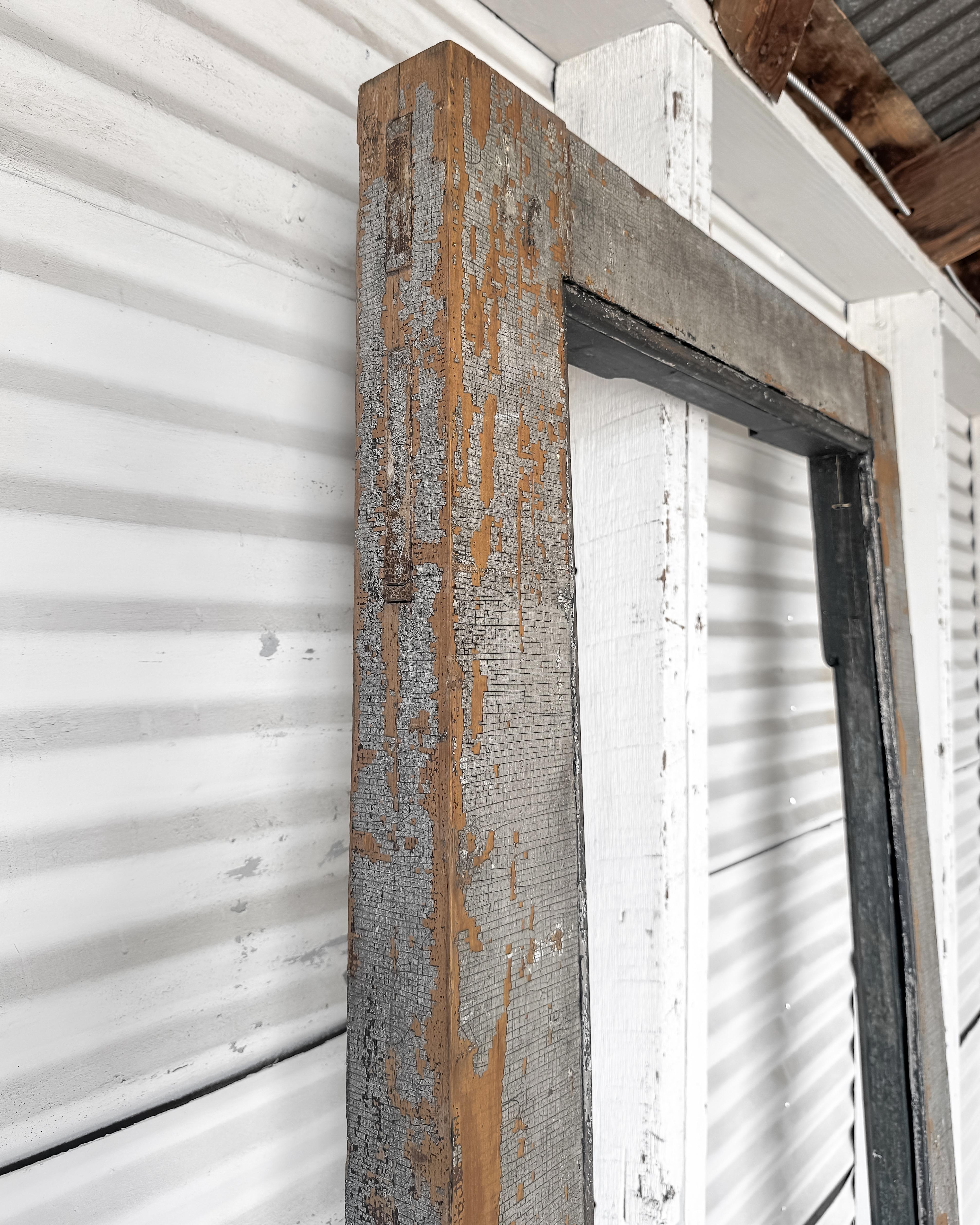 XIXe siècle Porte extérieure récupérée de la fin du 19e siècle avec une peinture altérée par les intempéries en vente