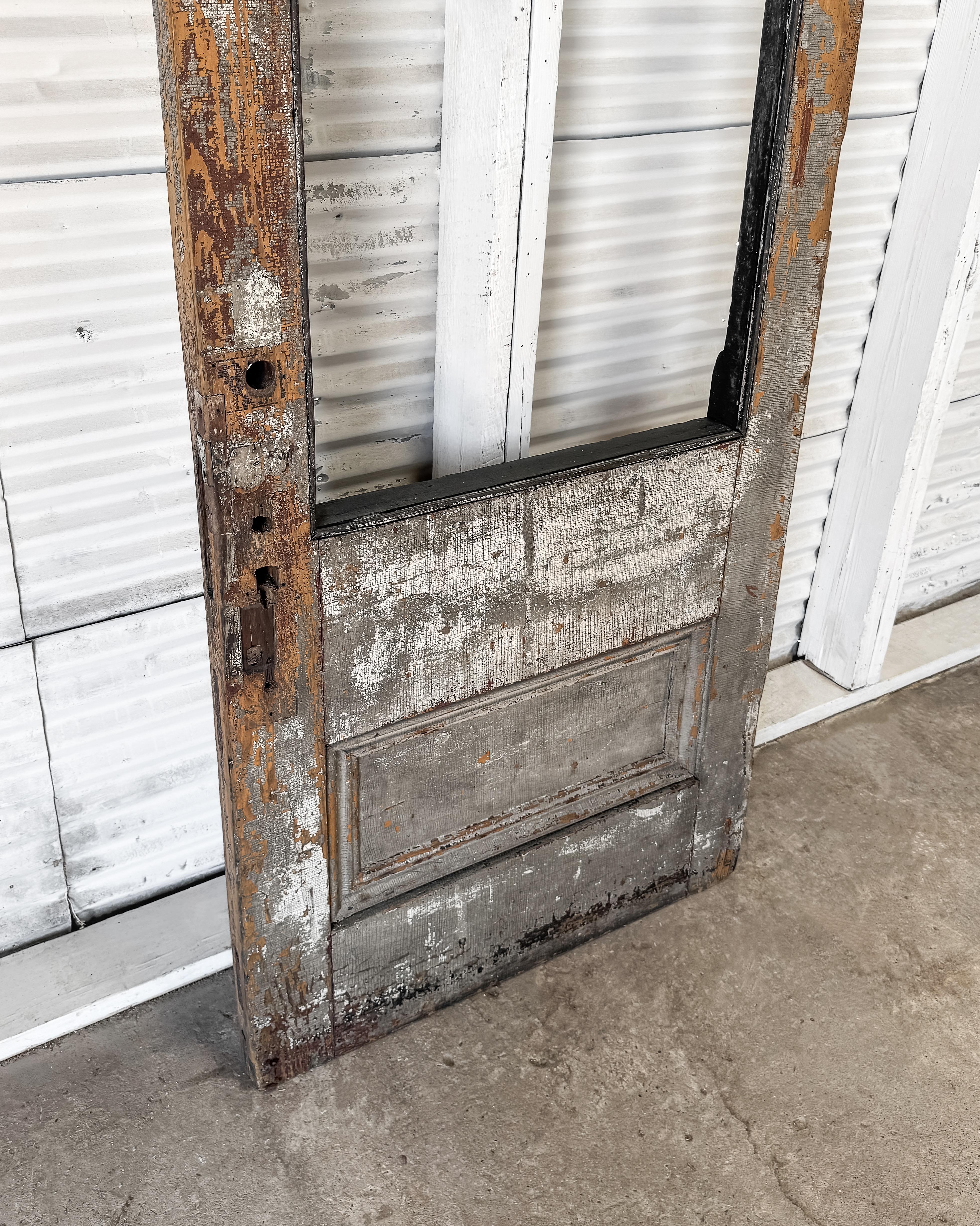 Pin Porte extérieure récupérée de la fin du 19e siècle avec une peinture altérée par les intempéries en vente