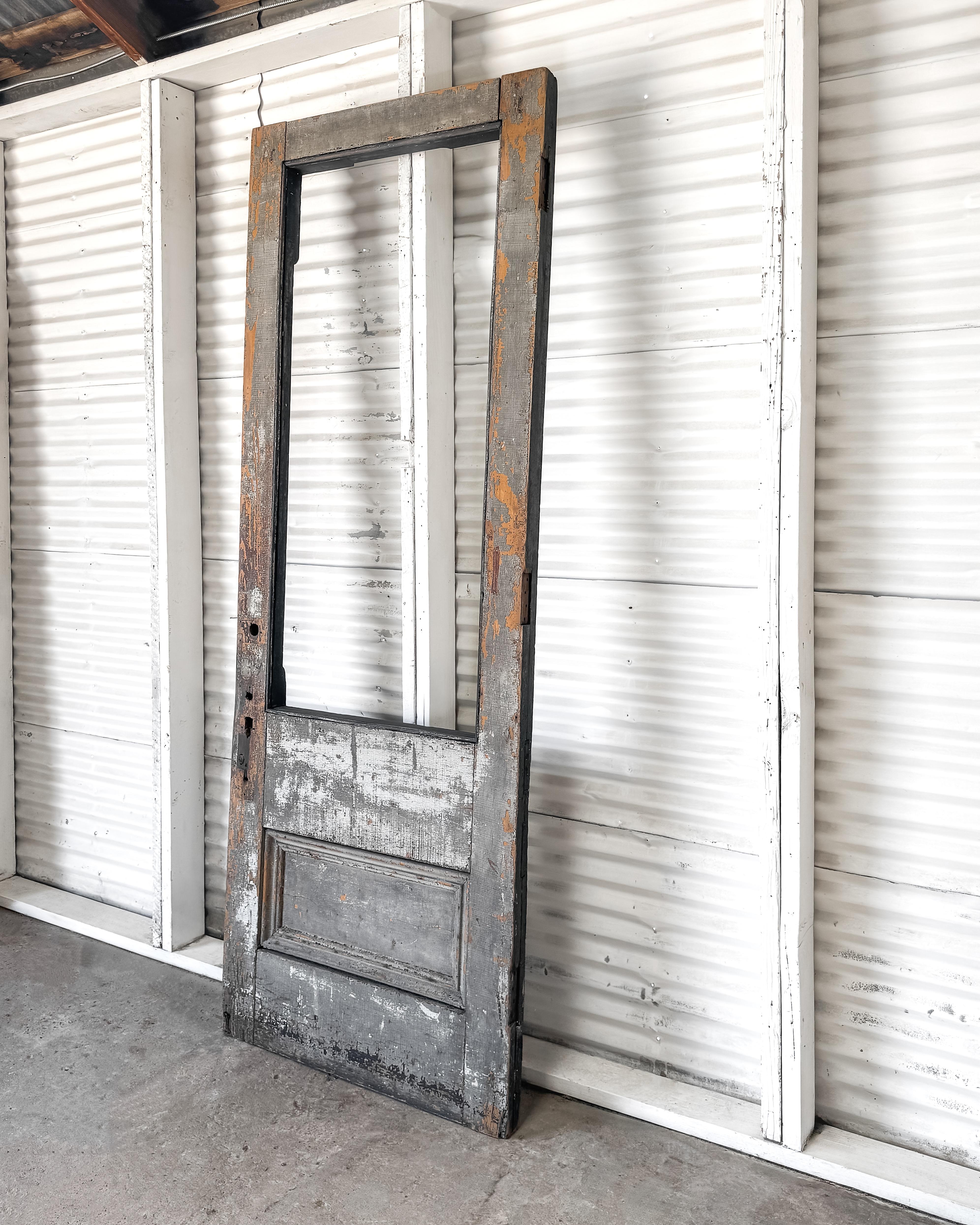 Porte extérieure récupérée de la fin du 19e siècle avec une peinture altérée par les intempéries en vente 1