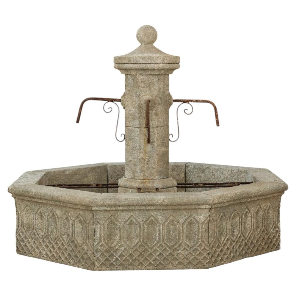 Fontaine de piscine ancienne en pierre calcaire sculptée à la main, style rustique français, 1800