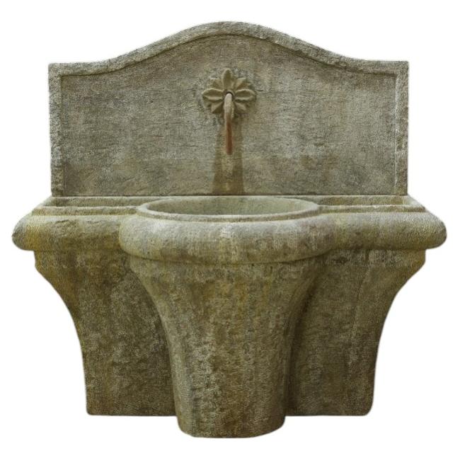Wandbrunnen aus wiederverwertetem Kalkstein im Angebot
