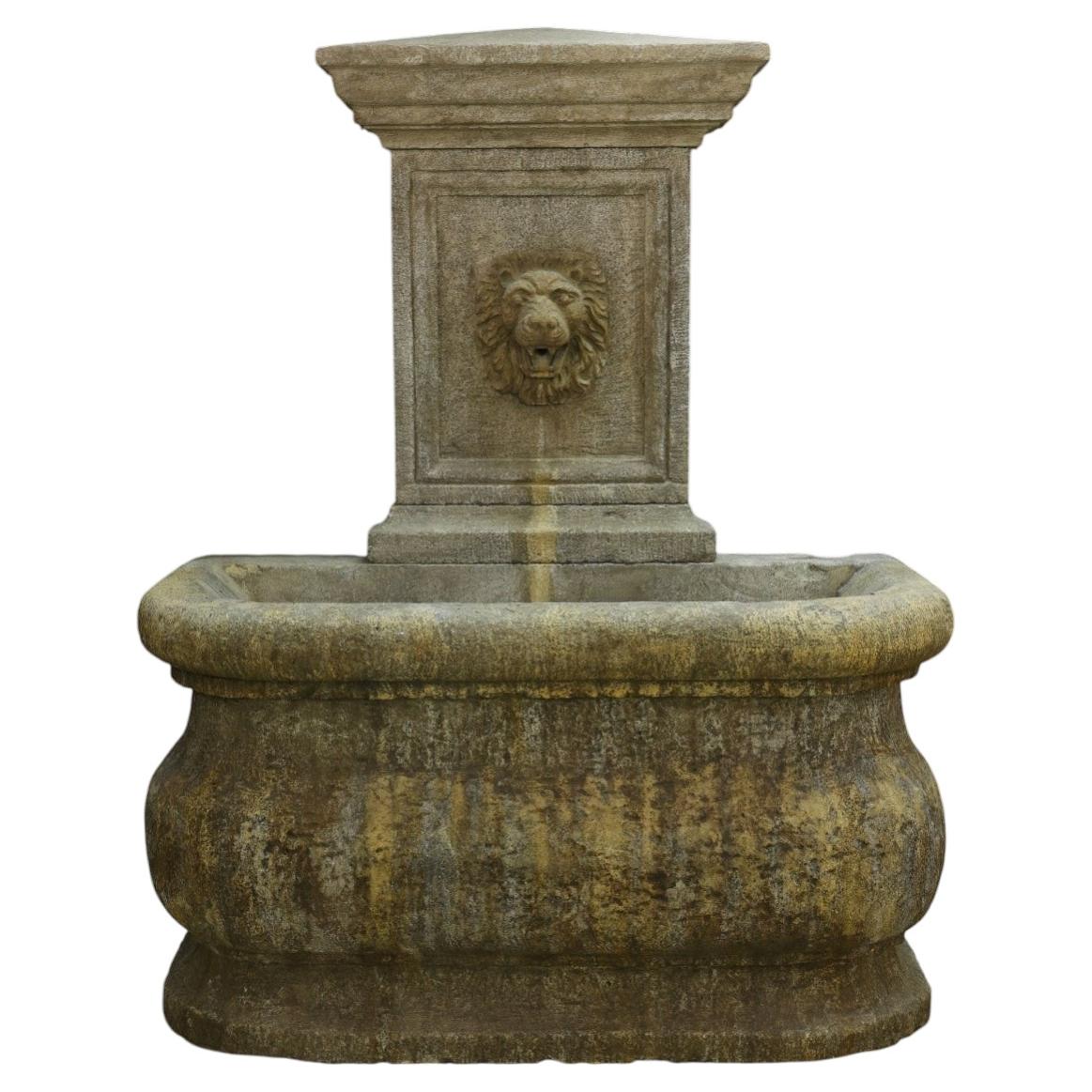 Fontaine murale en pierre calcaire de récupération en vente