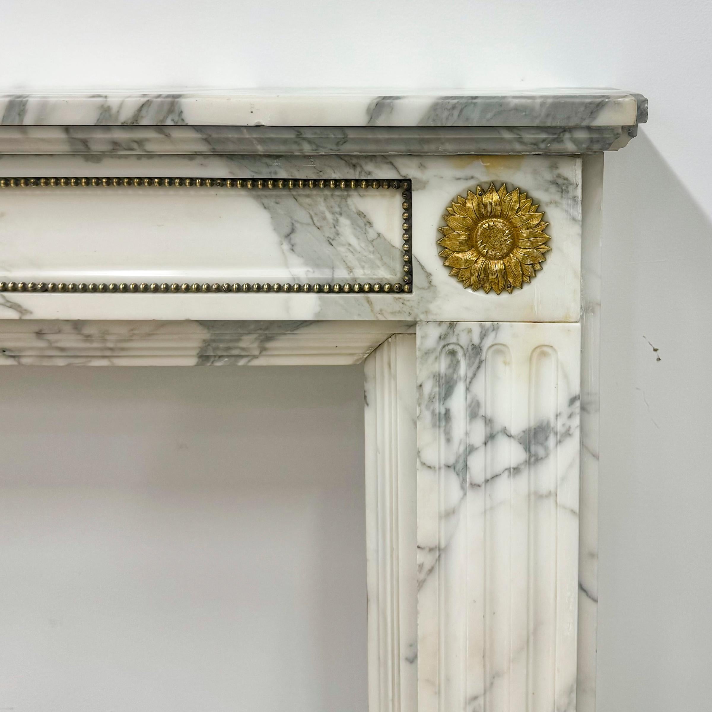 Kamin aus Arabescato-Marmor im Louis XVI-Stil 5