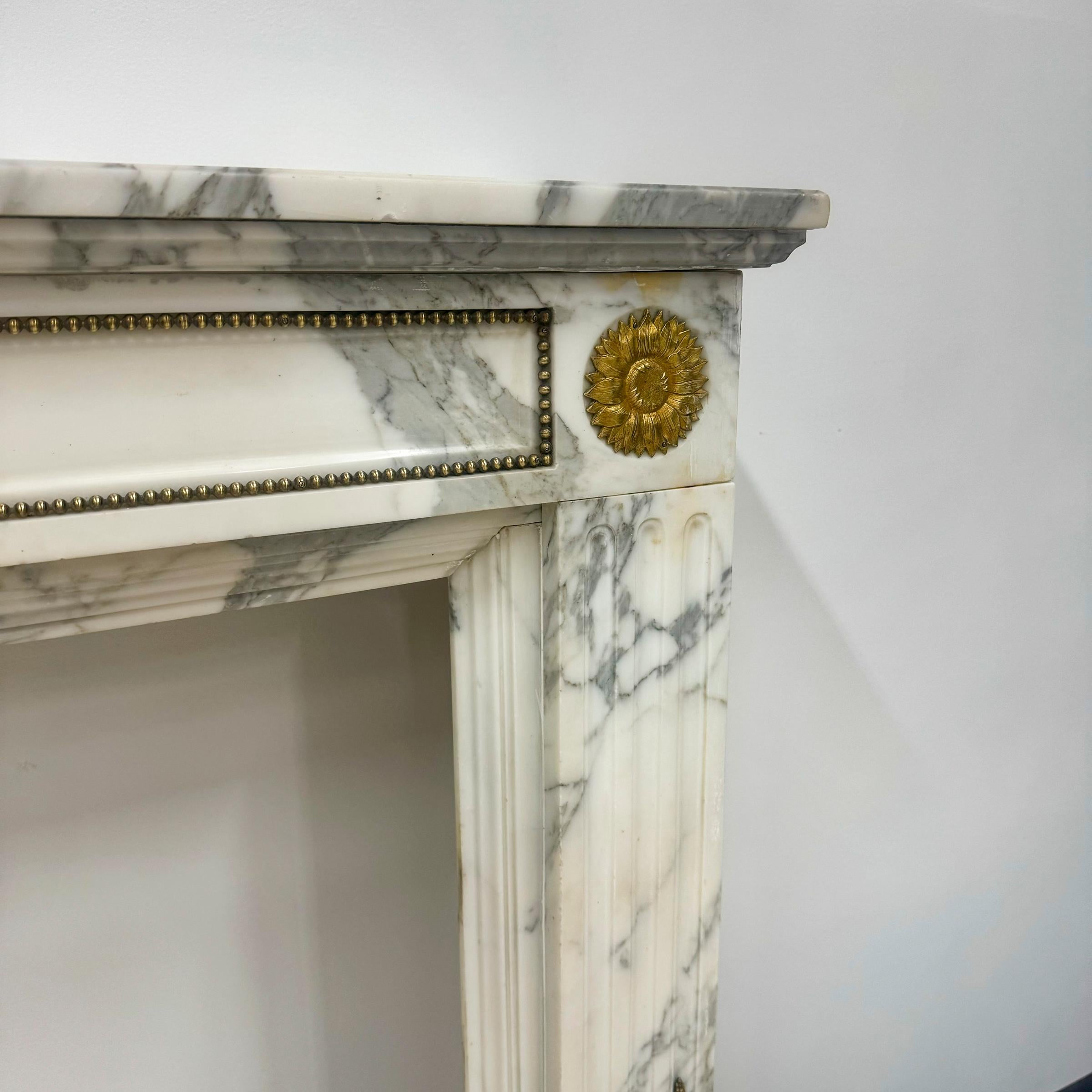 Kamin aus Arabescato-Marmor im Louis XVI-Stil 6