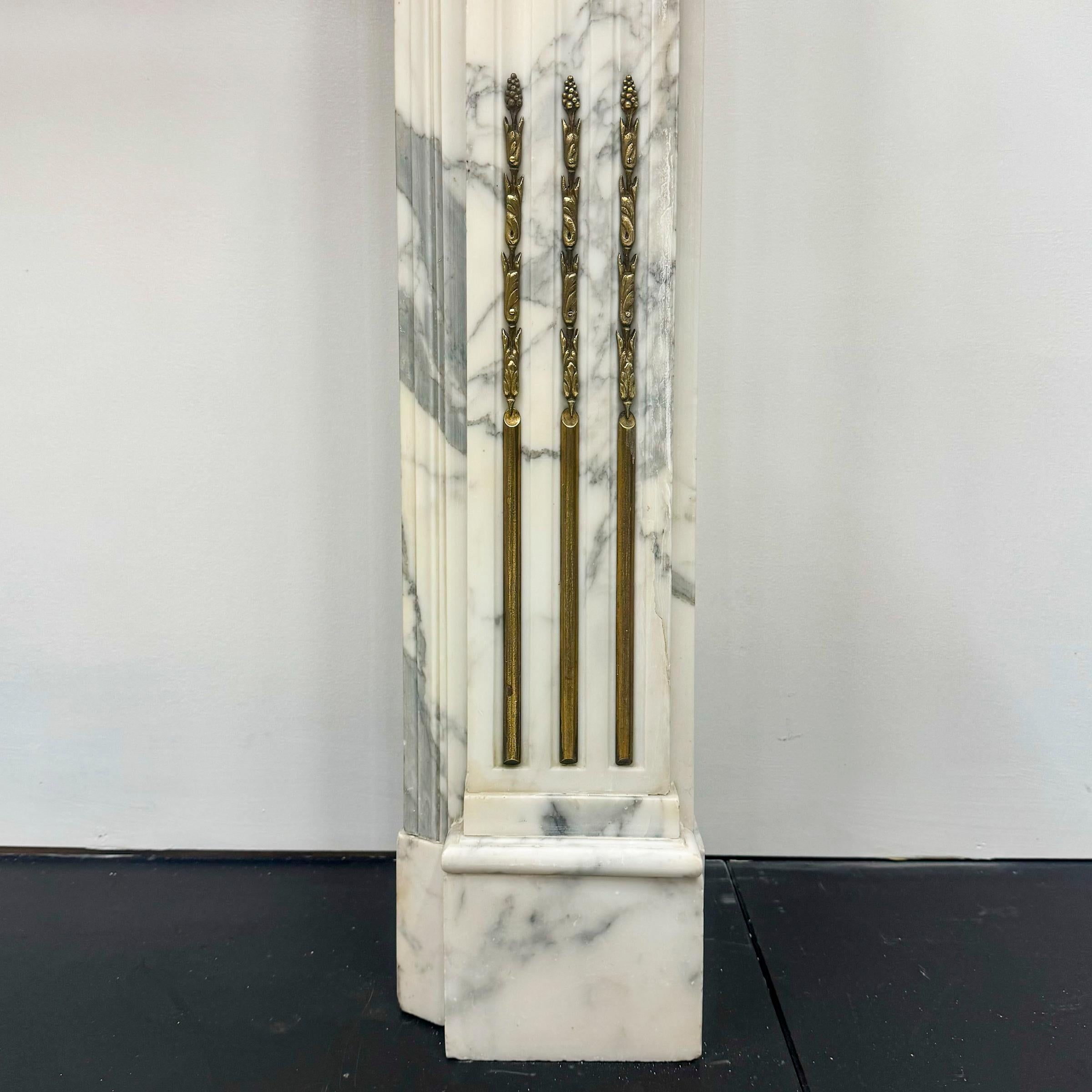 Kamin aus Arabescato-Marmor im Louis XVI-Stil 7