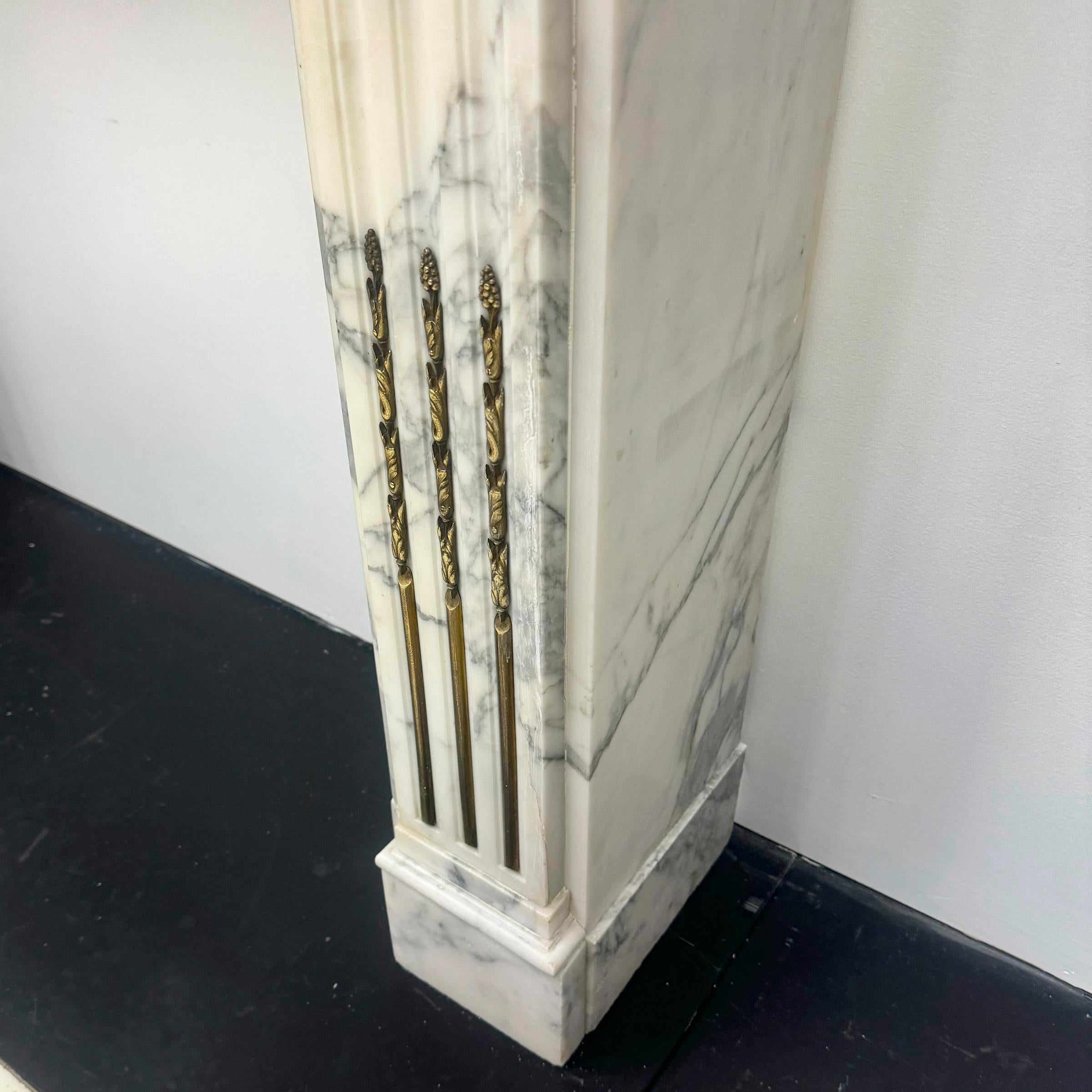 Kamin aus Arabescato-Marmor im Louis XVI-Stil 9