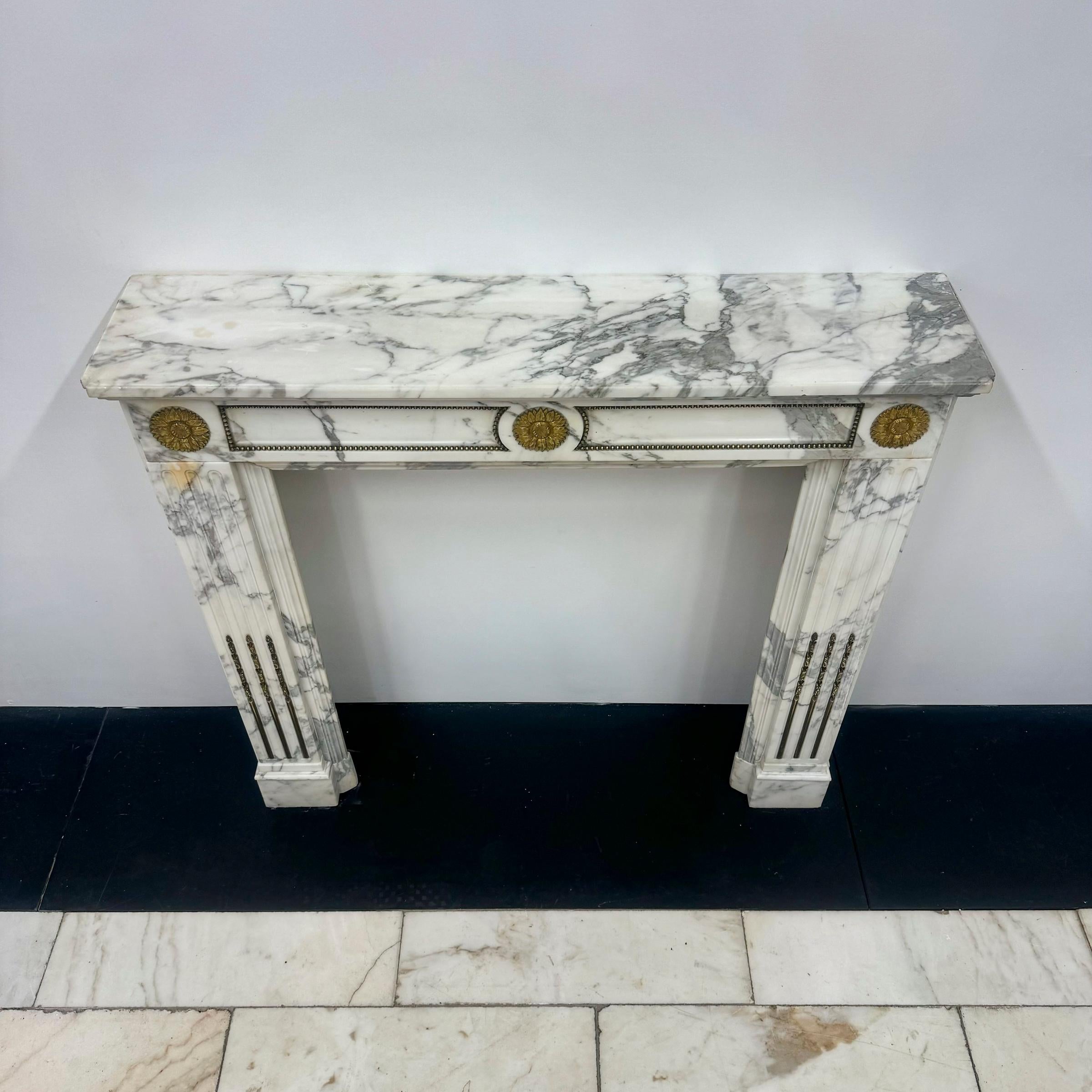 Kamin aus Arabescato-Marmor im Louis XVI-Stil 10