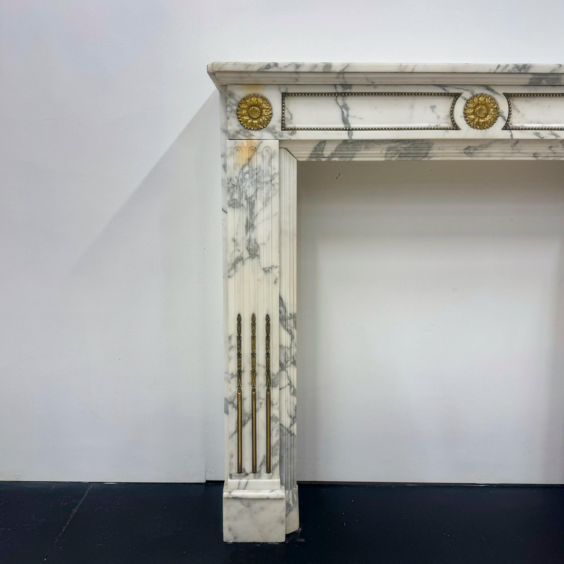 Kamin aus Arabescato-Marmor im Louis XVI-Stil 11