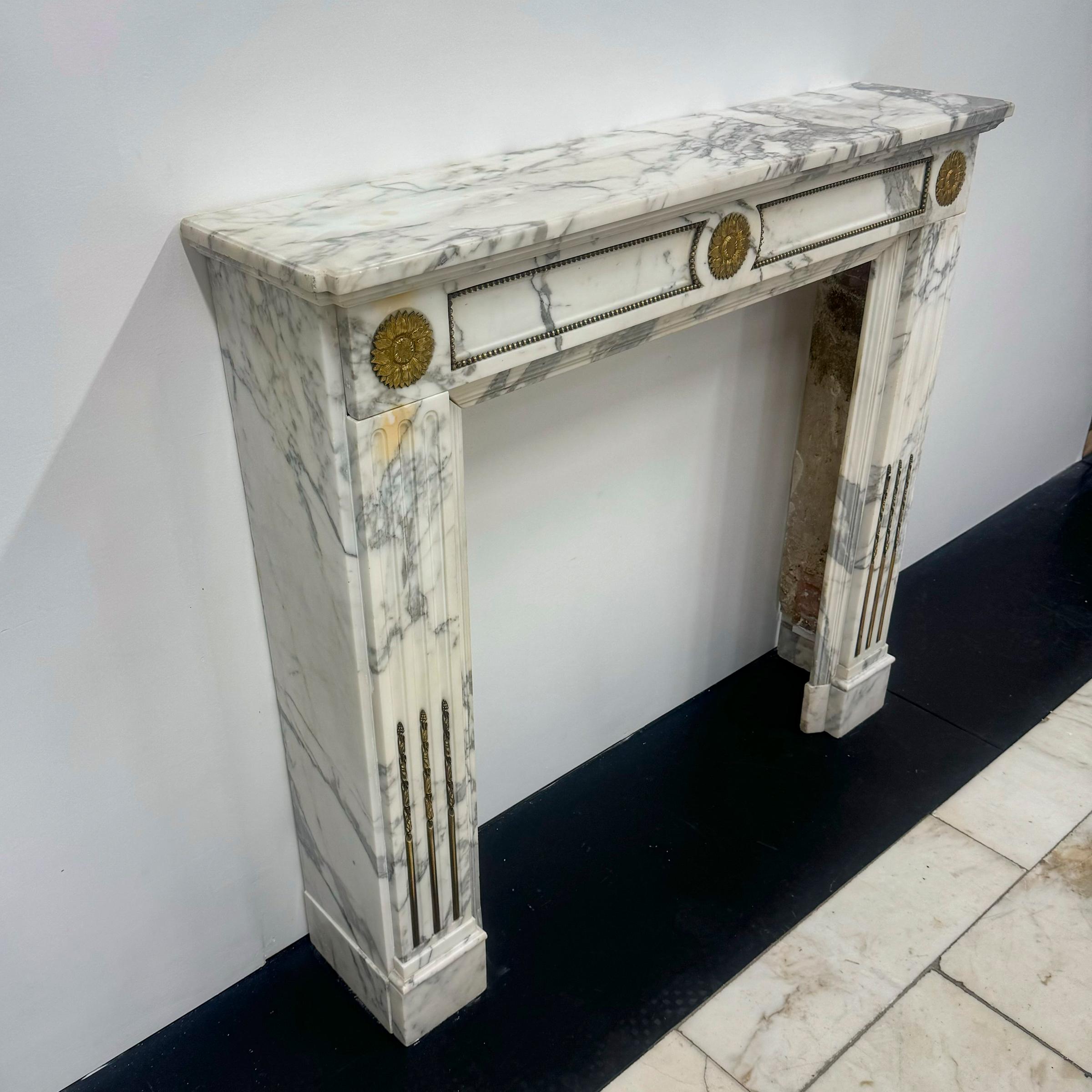 Kamin aus Arabescato-Marmor im Louis XVI-Stil 12