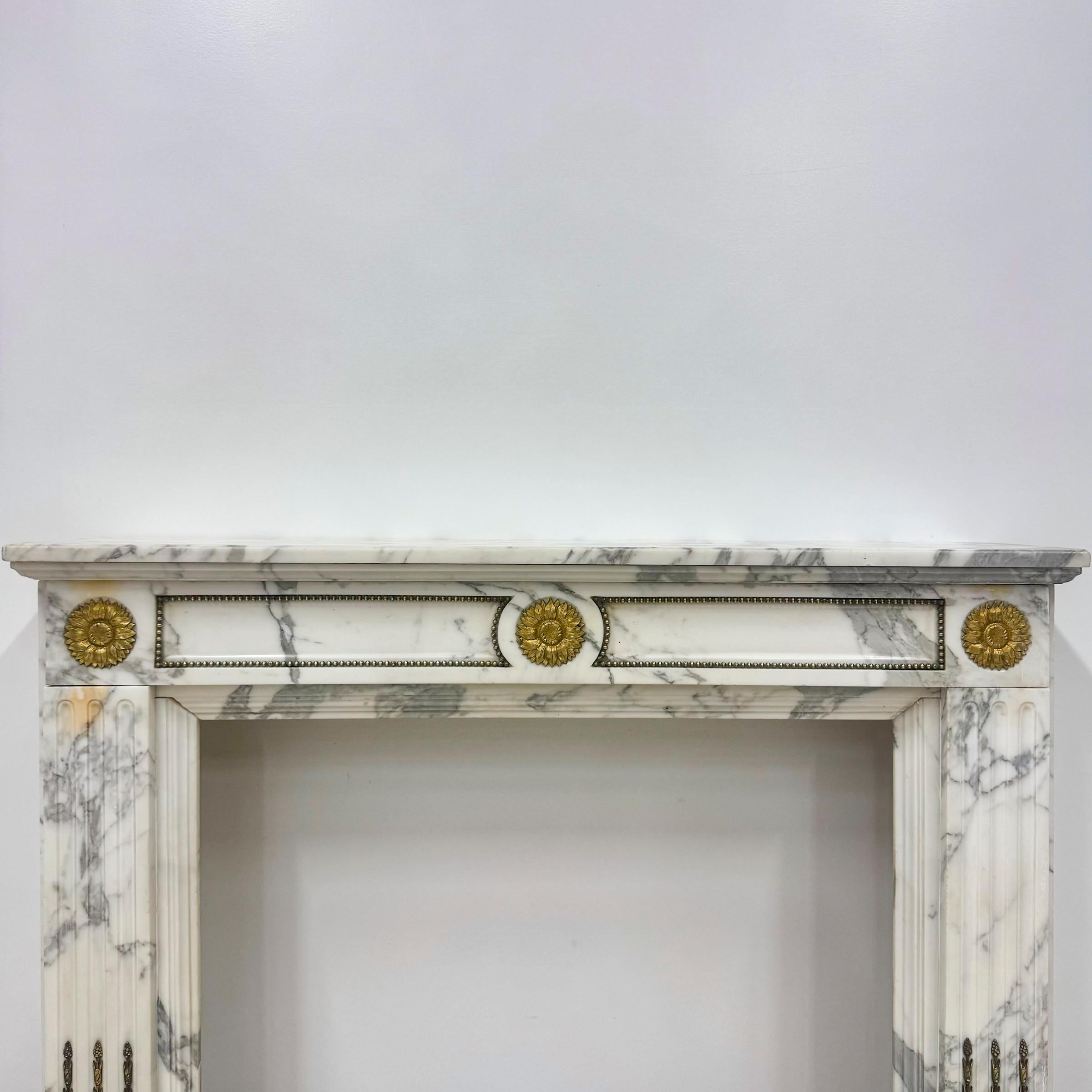 Kamin aus Arabescato-Marmor im Louis XVI-Stil im Zustand „Gut“ in Ware, GB