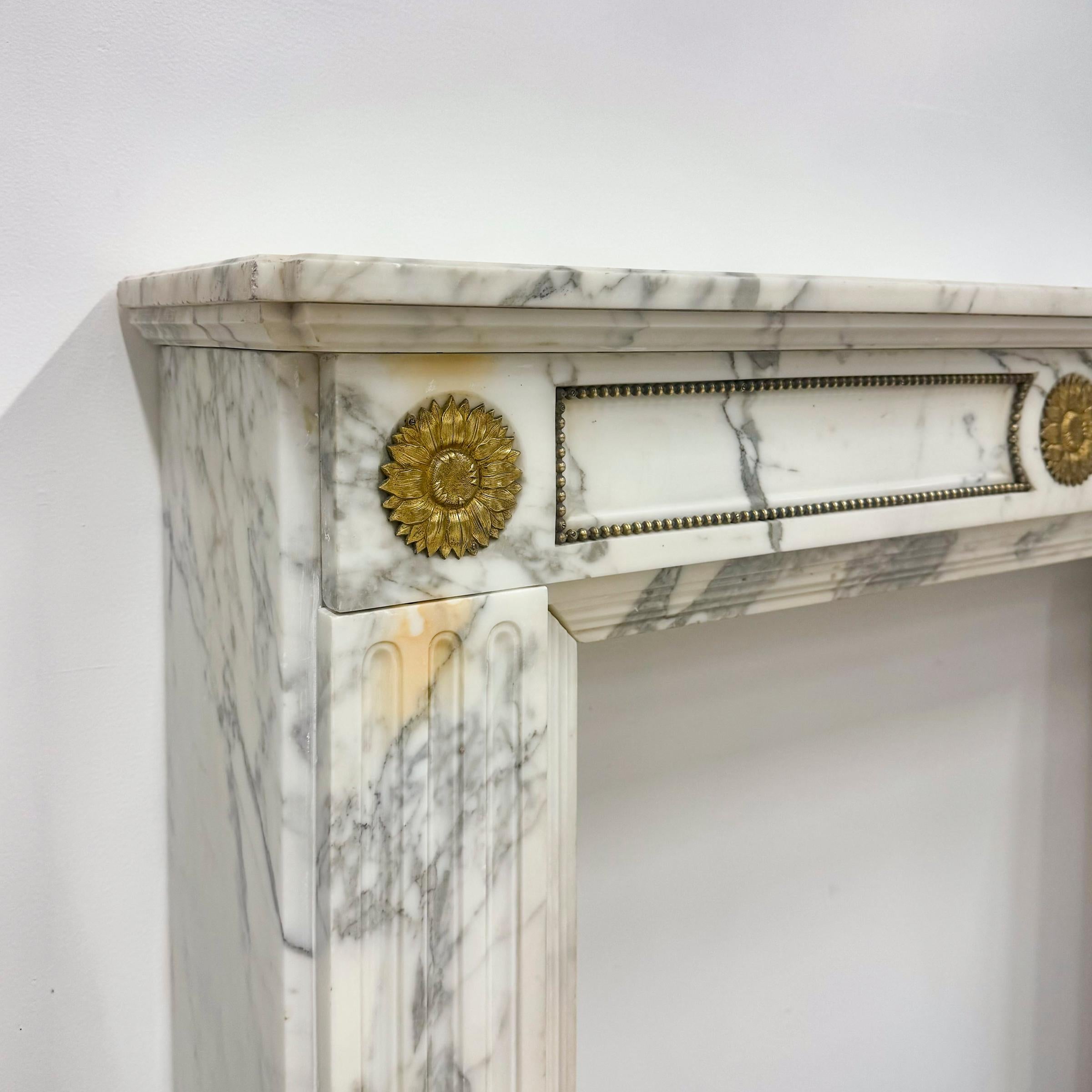 Kamin aus Arabescato-Marmor im Louis XVI-Stil (20. Jahrhundert)