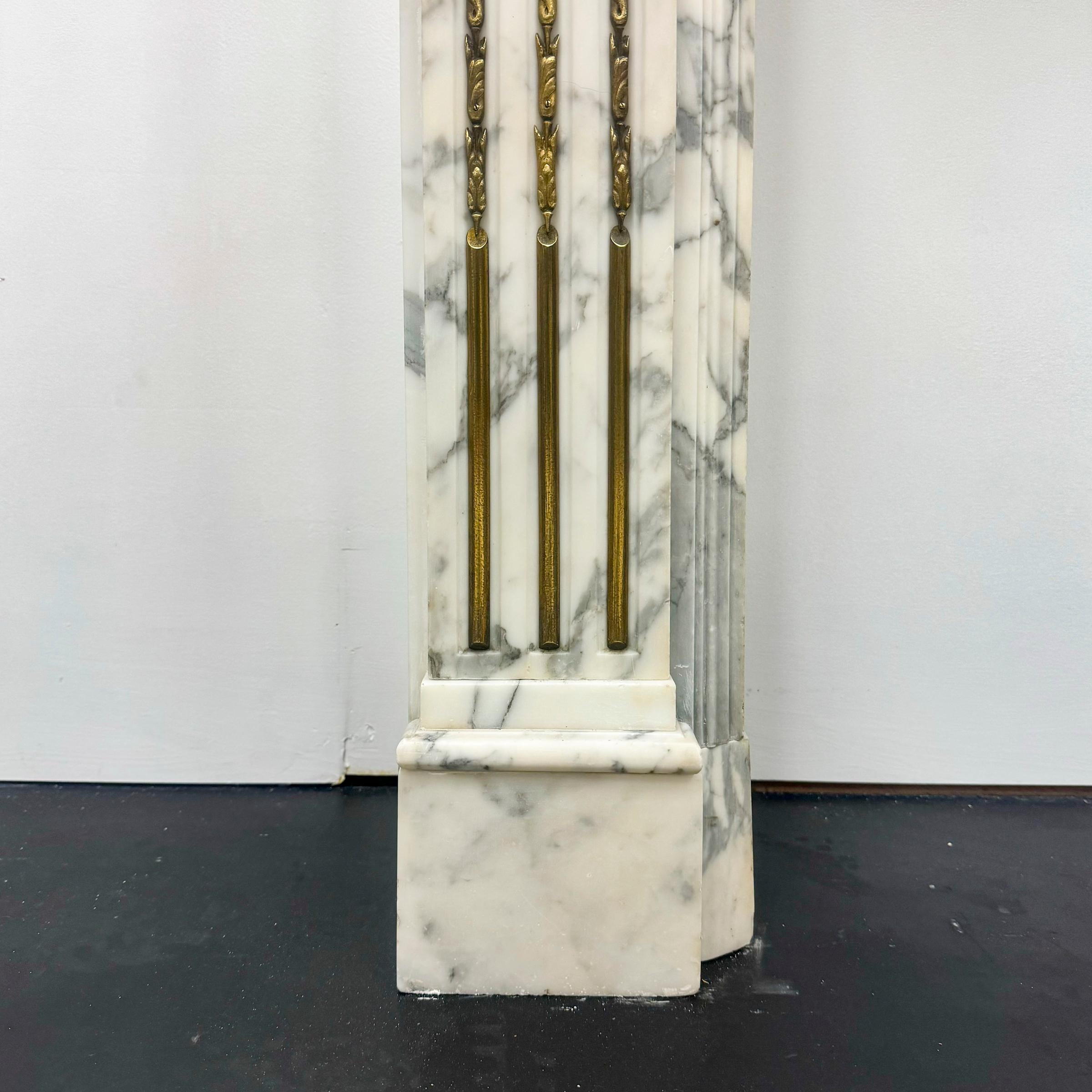 Kamin aus Arabescato-Marmor im Louis XVI-Stil 2